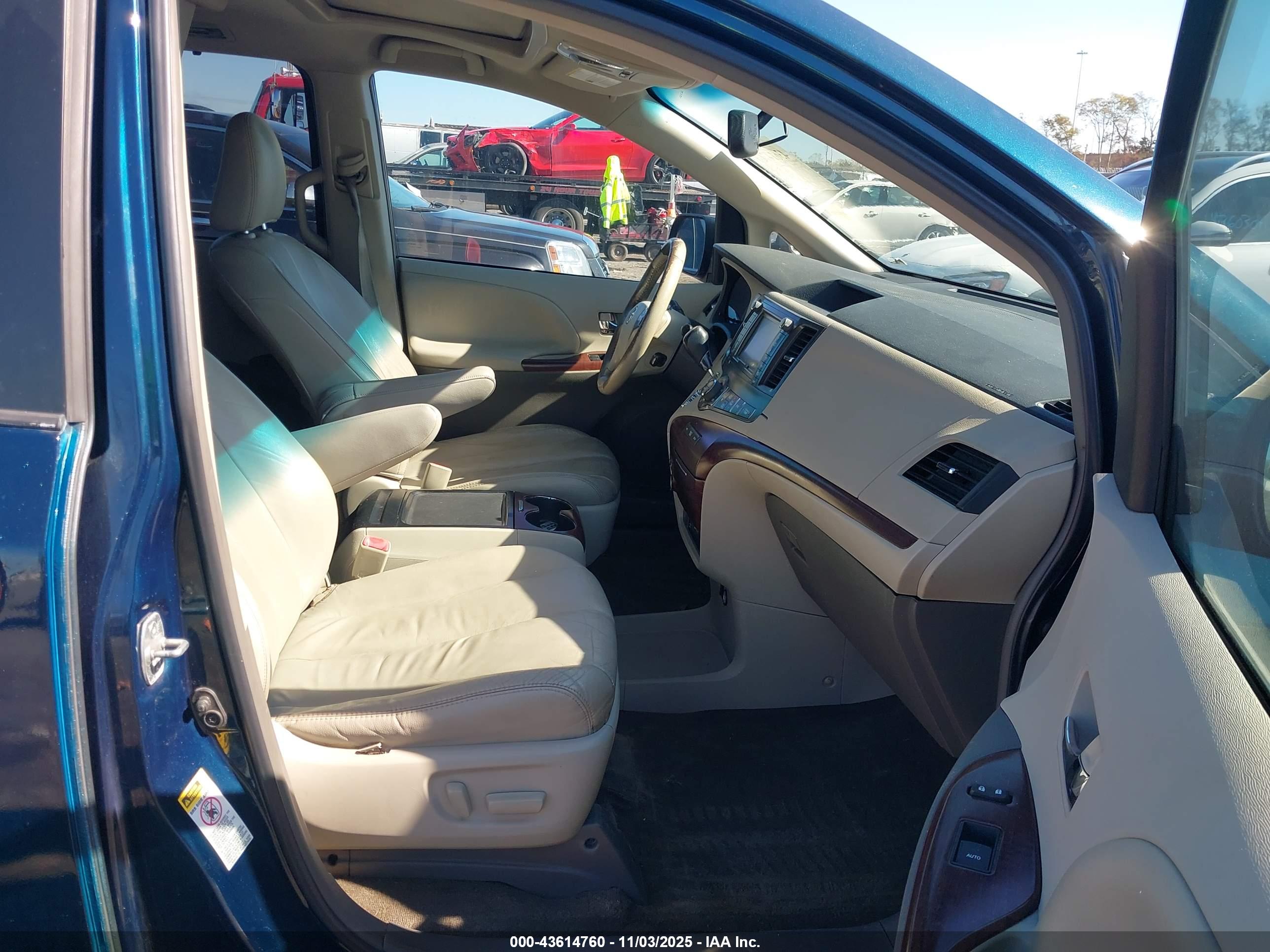 TOYOTA SIENNA image 5