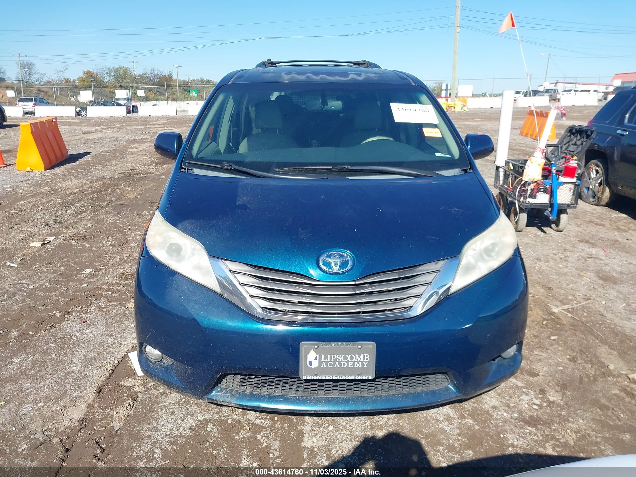 TOYOTA SIENNA image 6