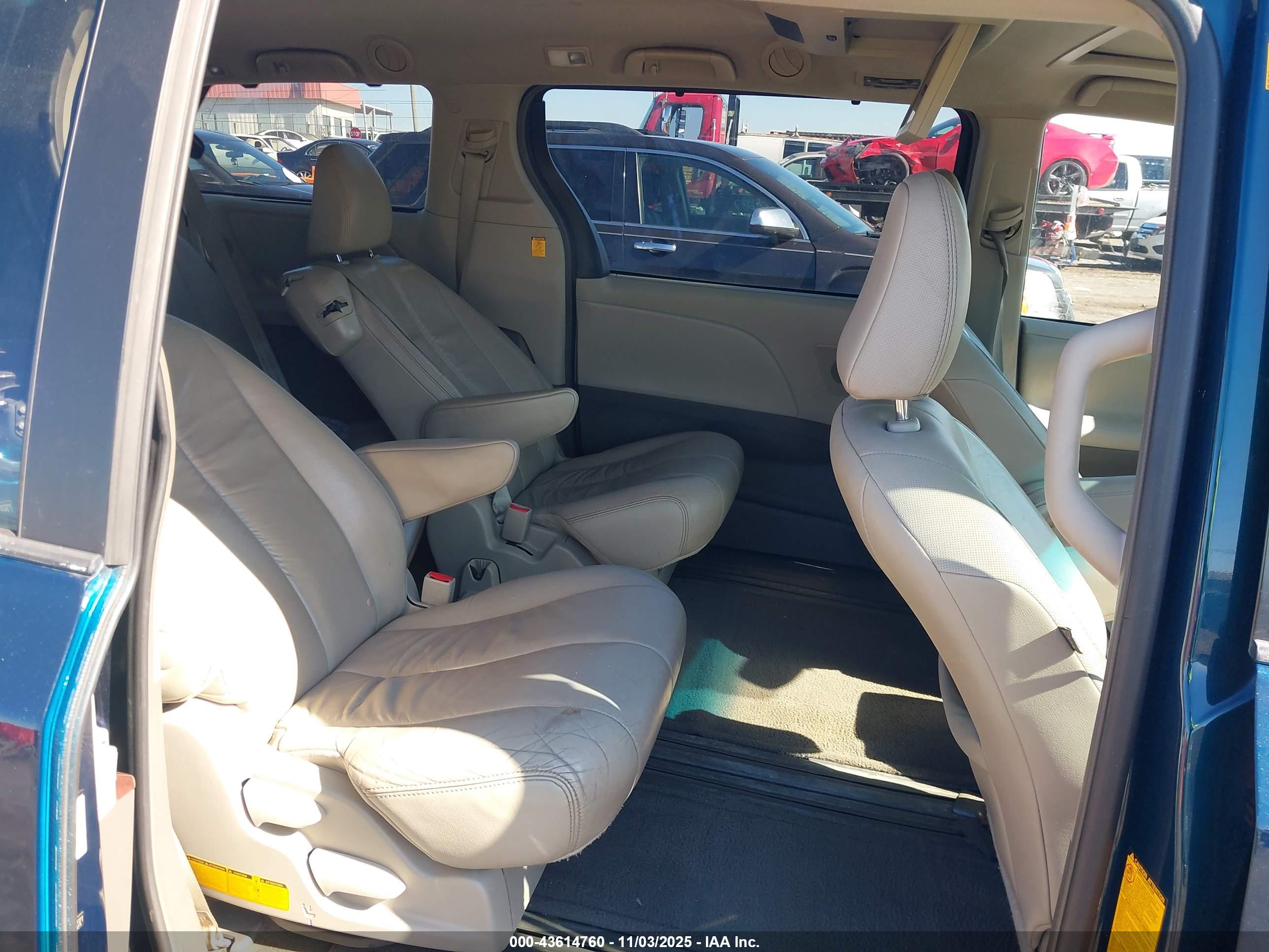 TOYOTA SIENNA image 8