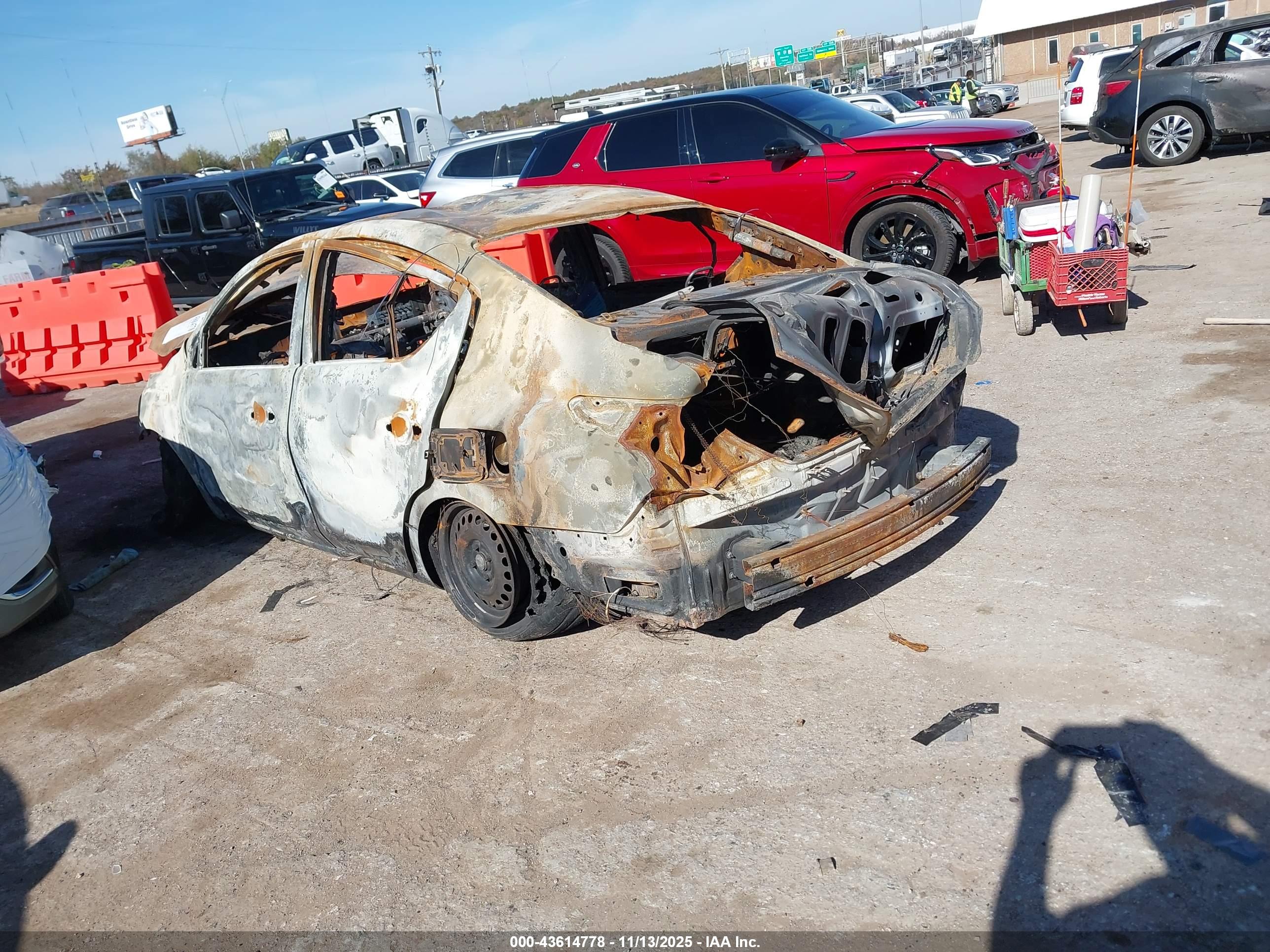NISSAN VERSA image 3