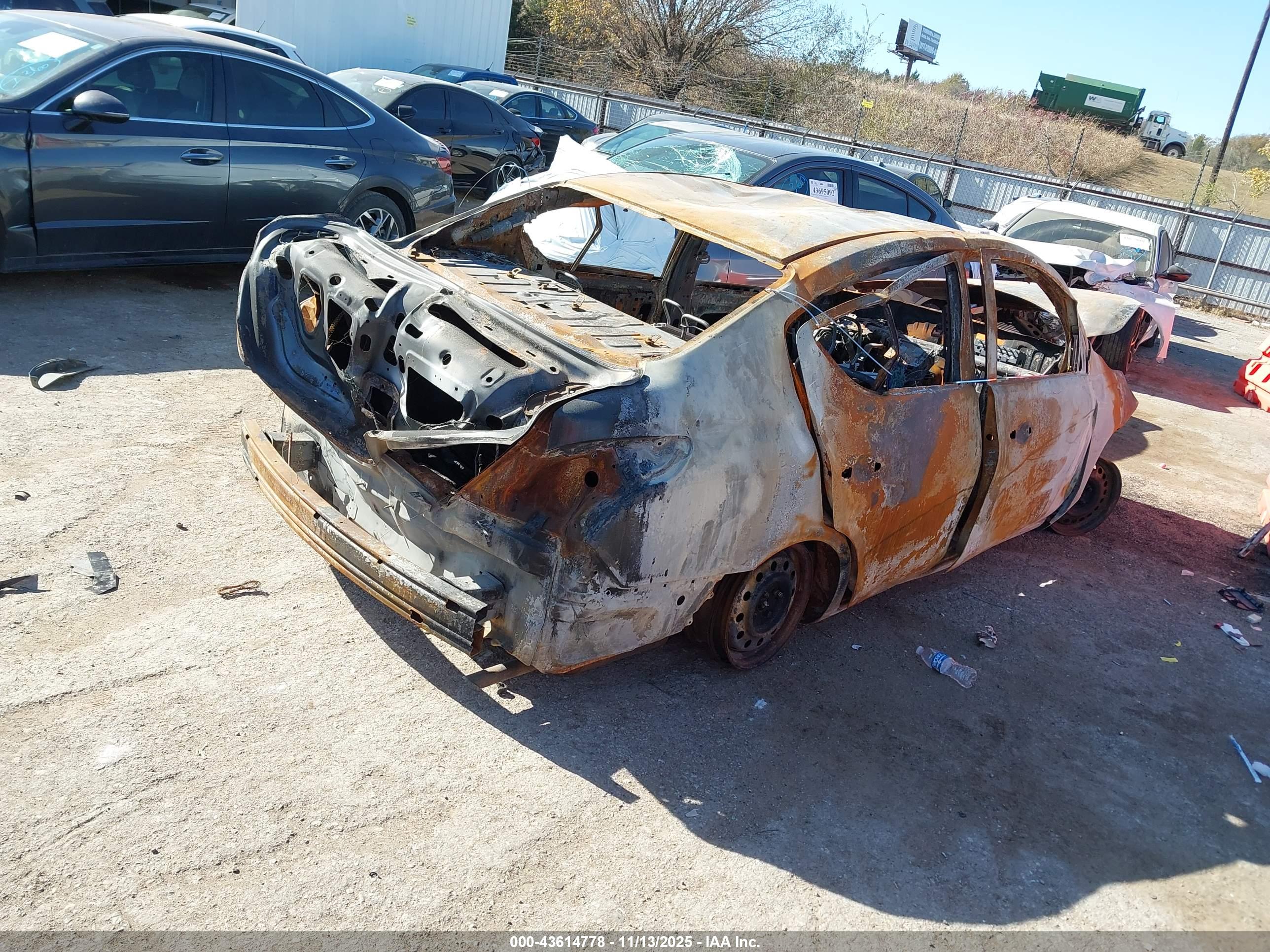 NISSAN VERSA image 4