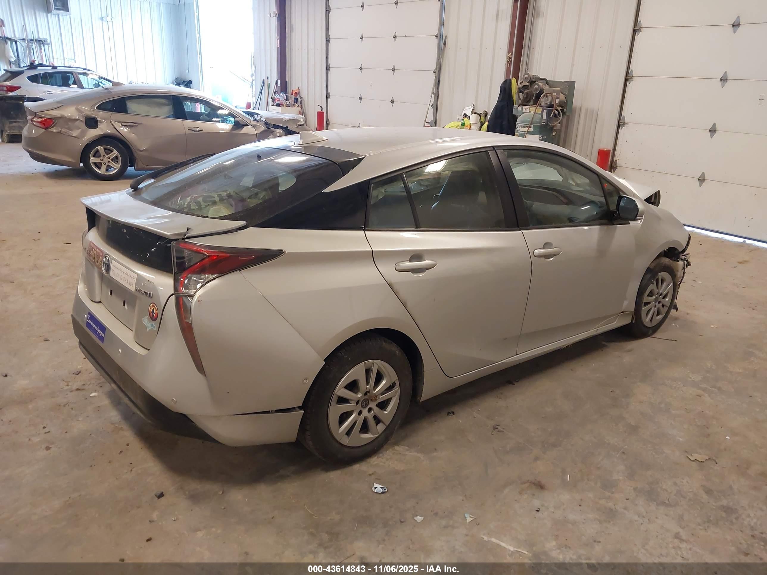 TOYOTA PRIUS image 4