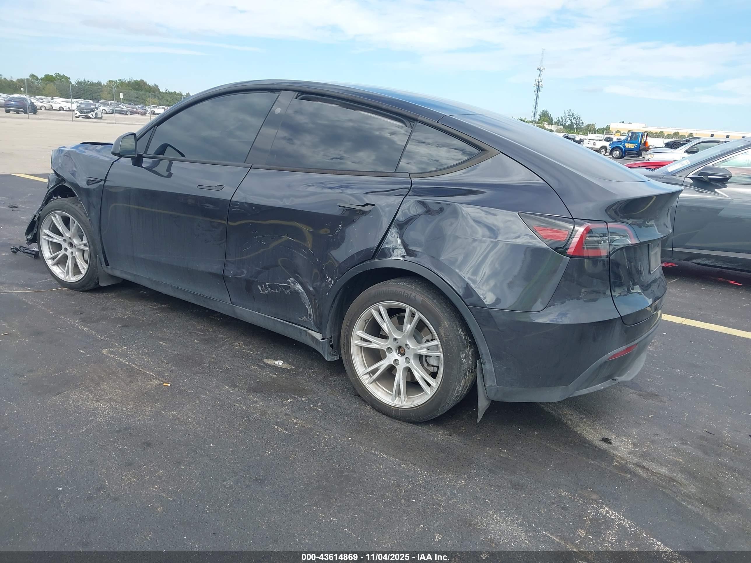 TESLA MODEL image 3
