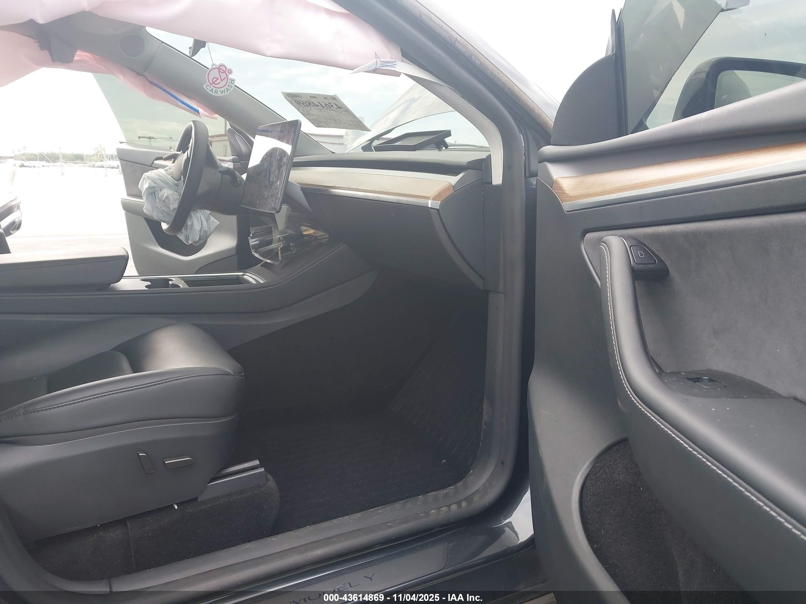 TESLA MODEL image 5
