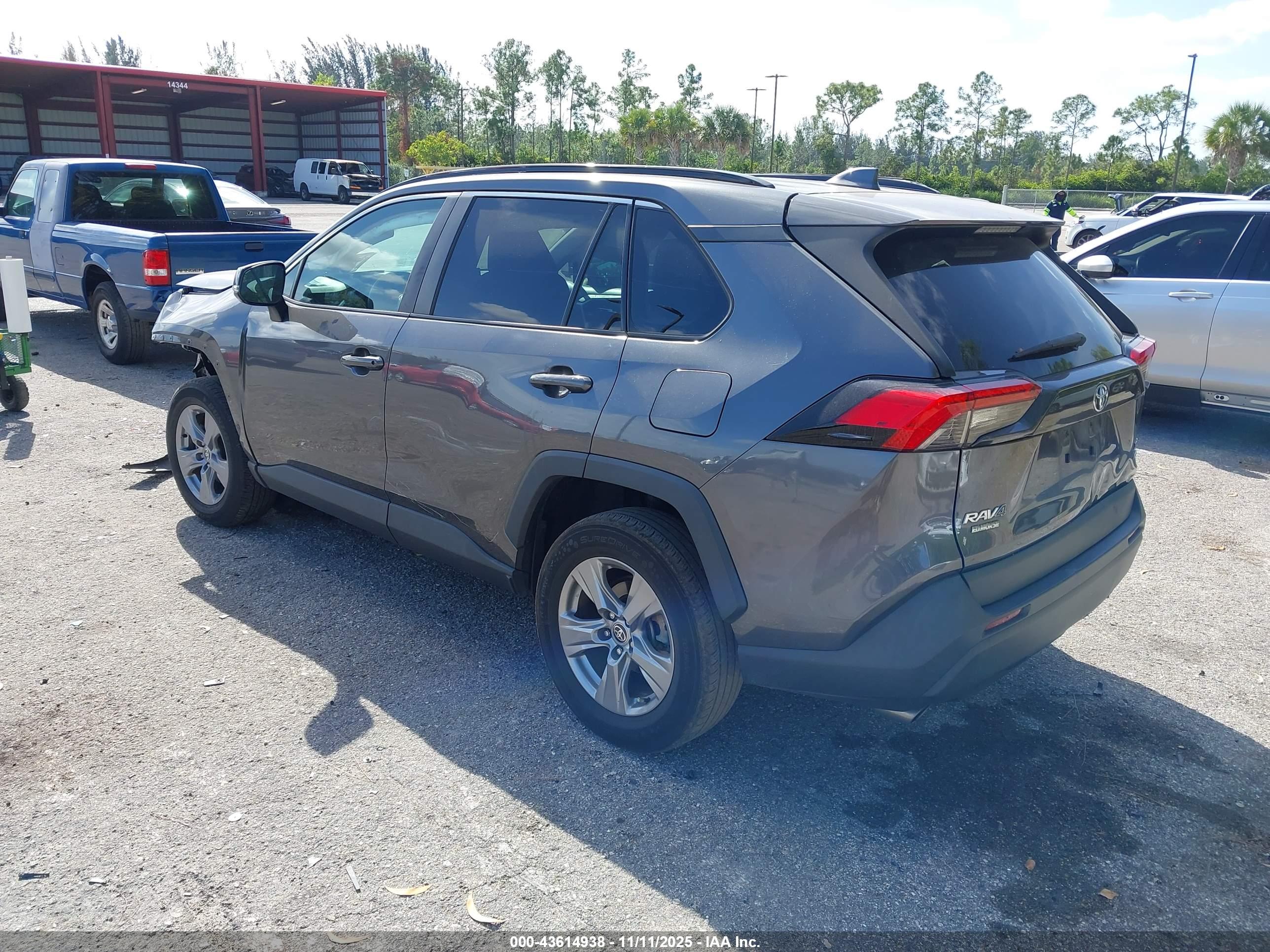TOYOTA RAV4 image 3