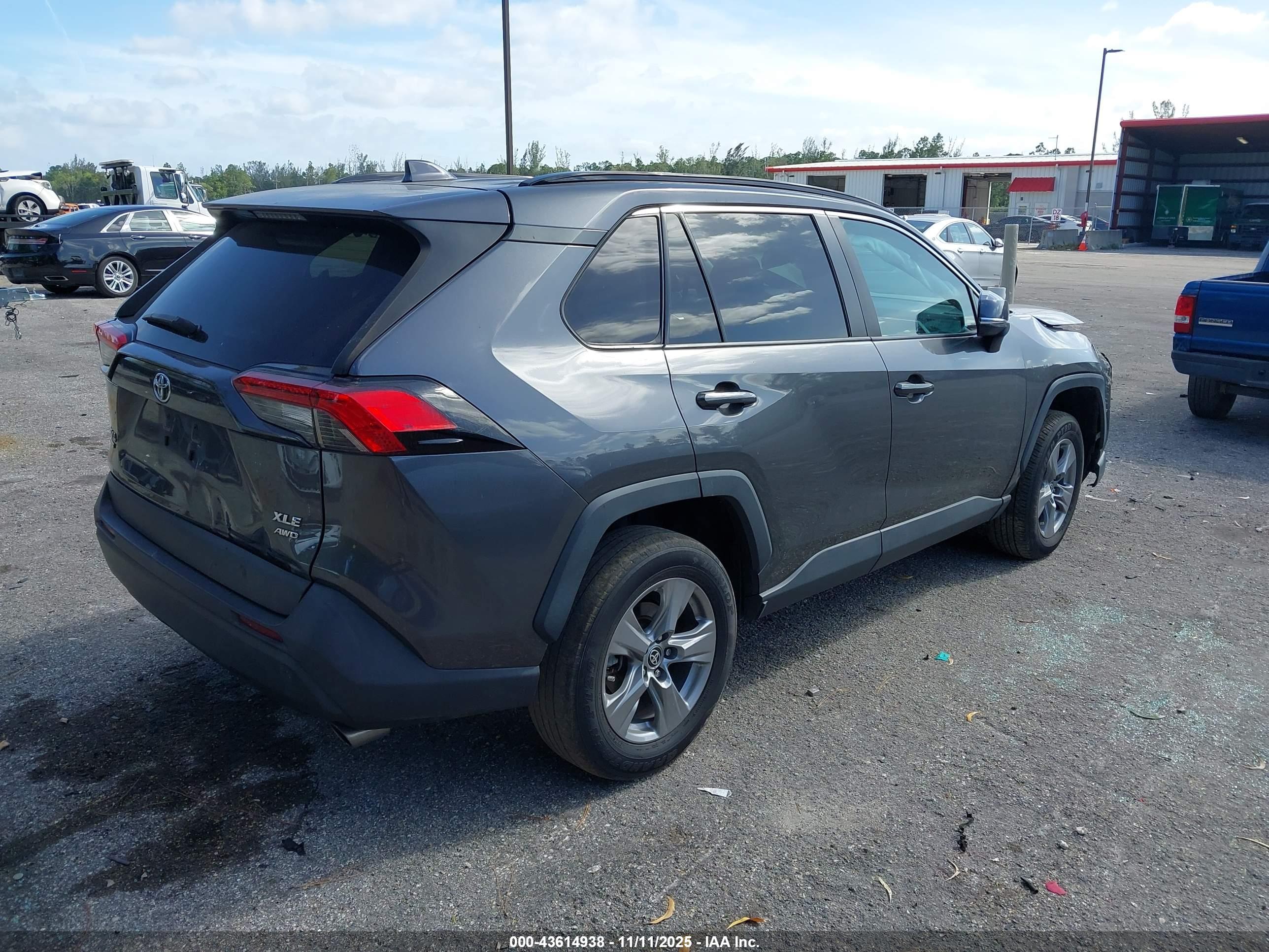 TOYOTA RAV4 image 4