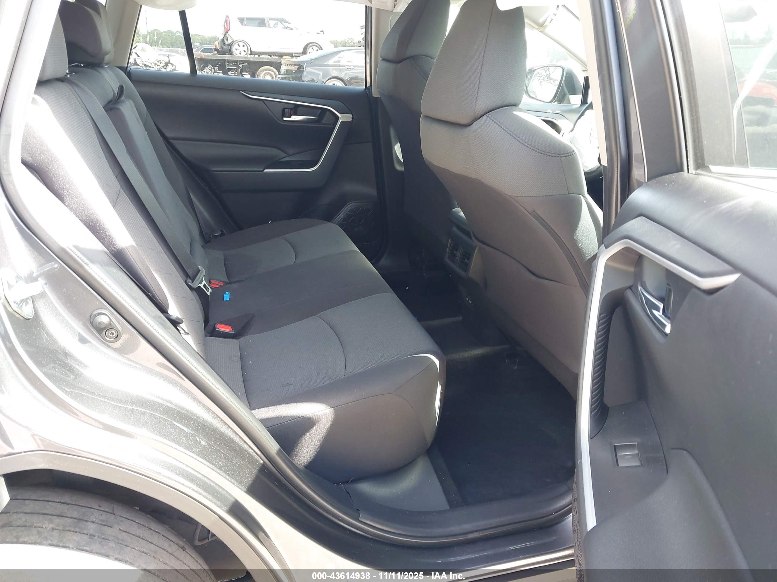 TOYOTA RAV4 image 8