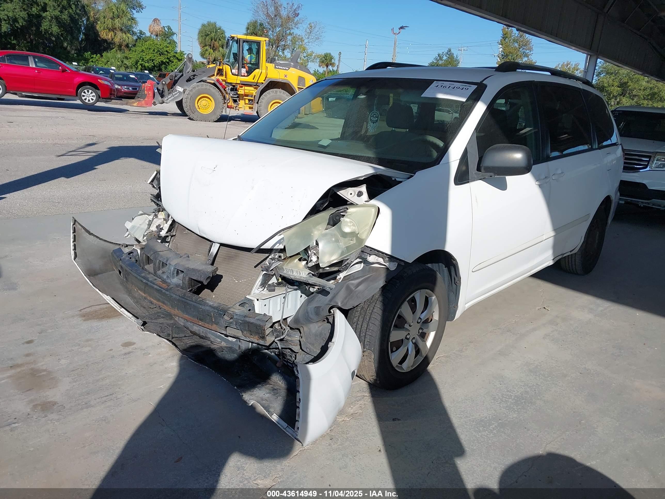 TOYOTA SIENNA image 2
