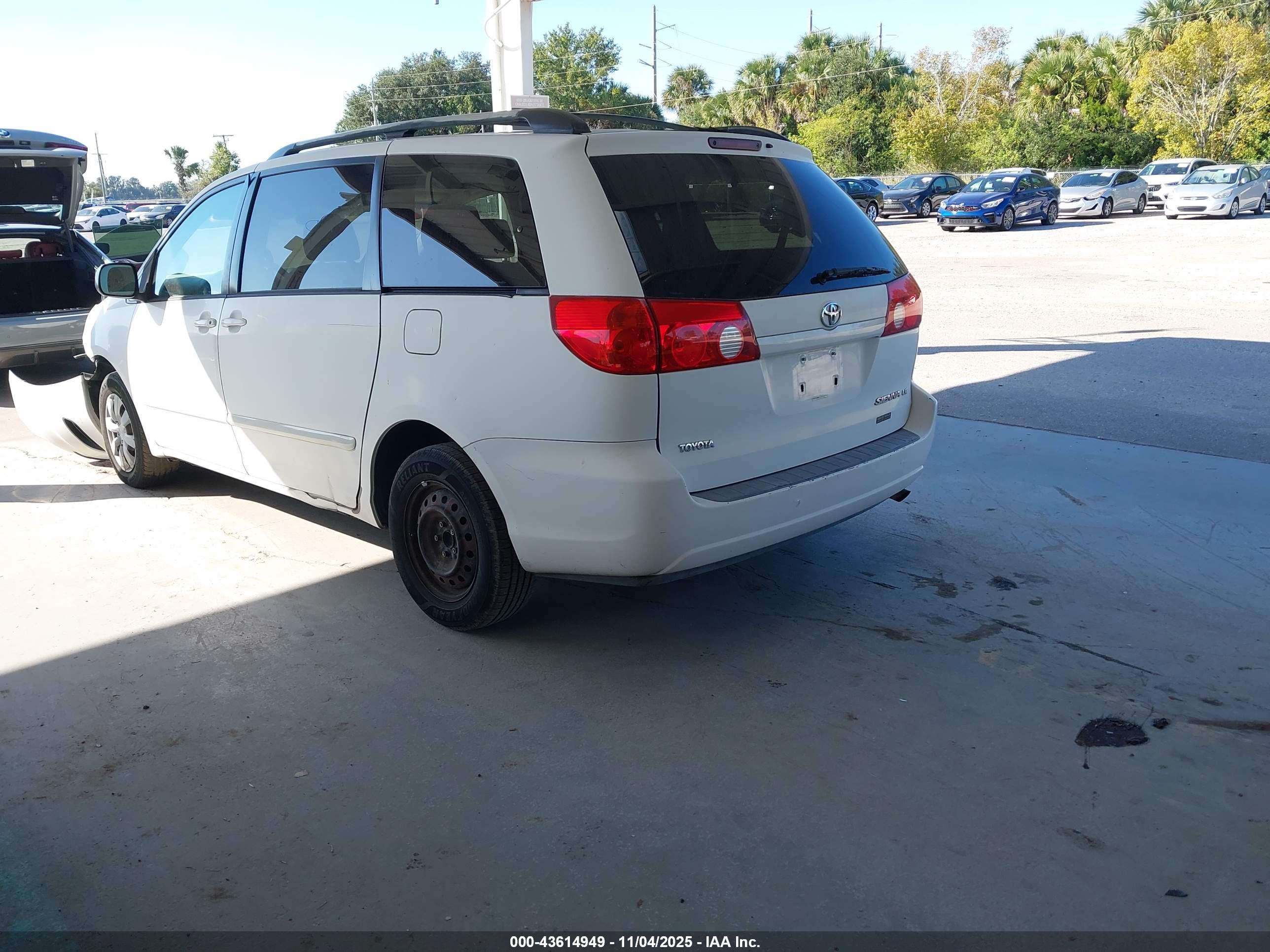 TOYOTA SIENNA image 3