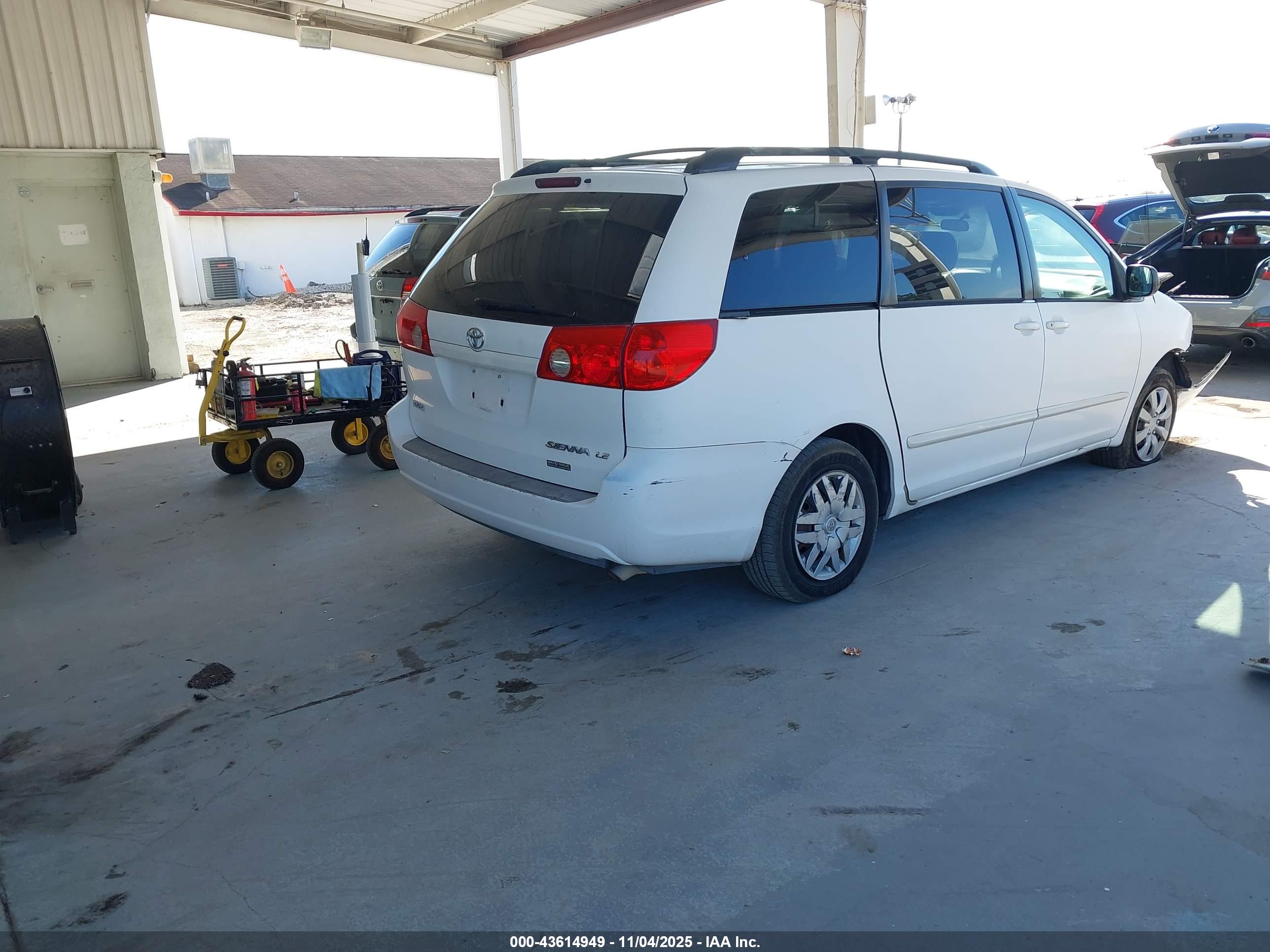 TOYOTA SIENNA image 4