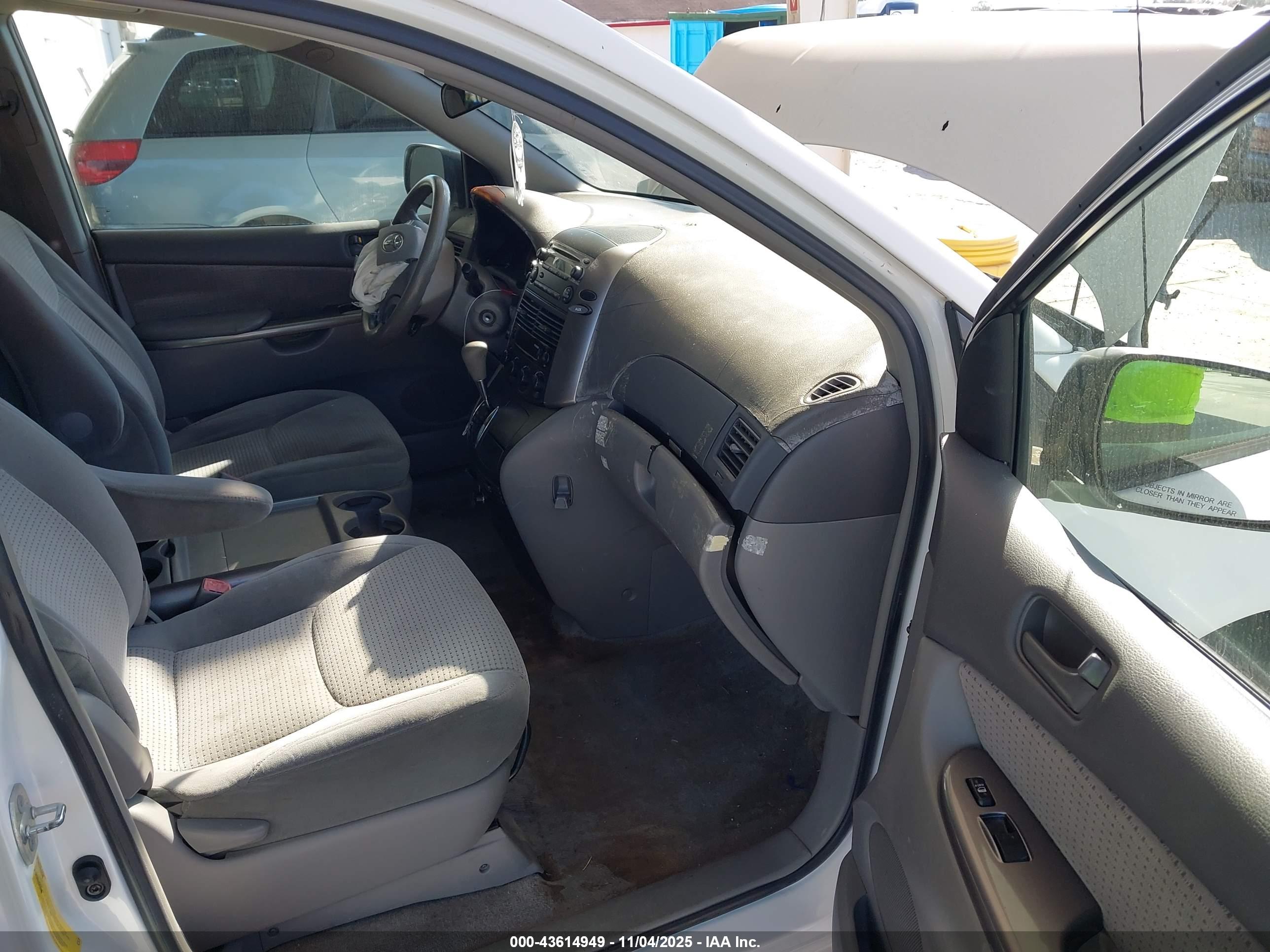 TOYOTA SIENNA image 5