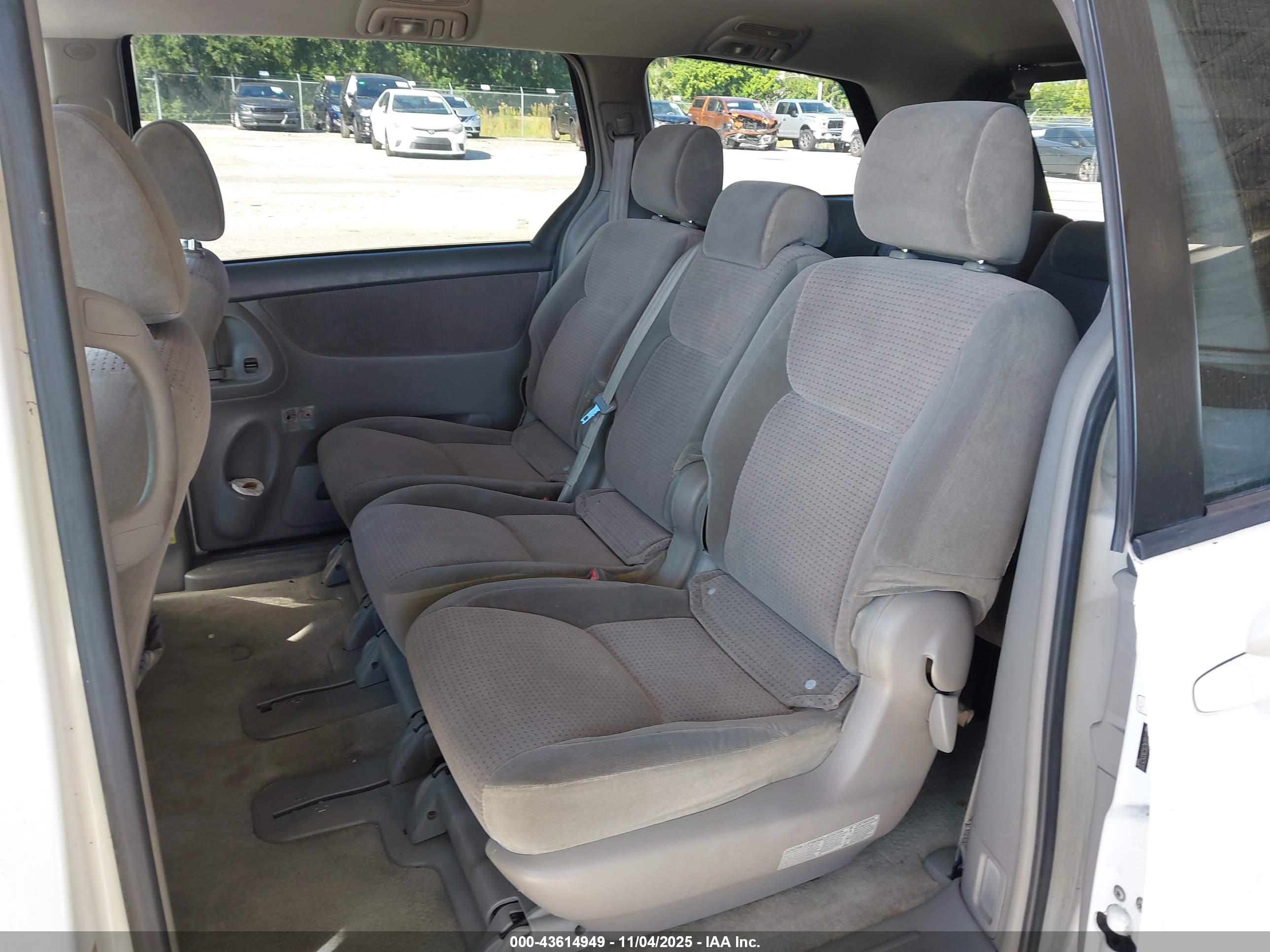 TOYOTA SIENNA image 8