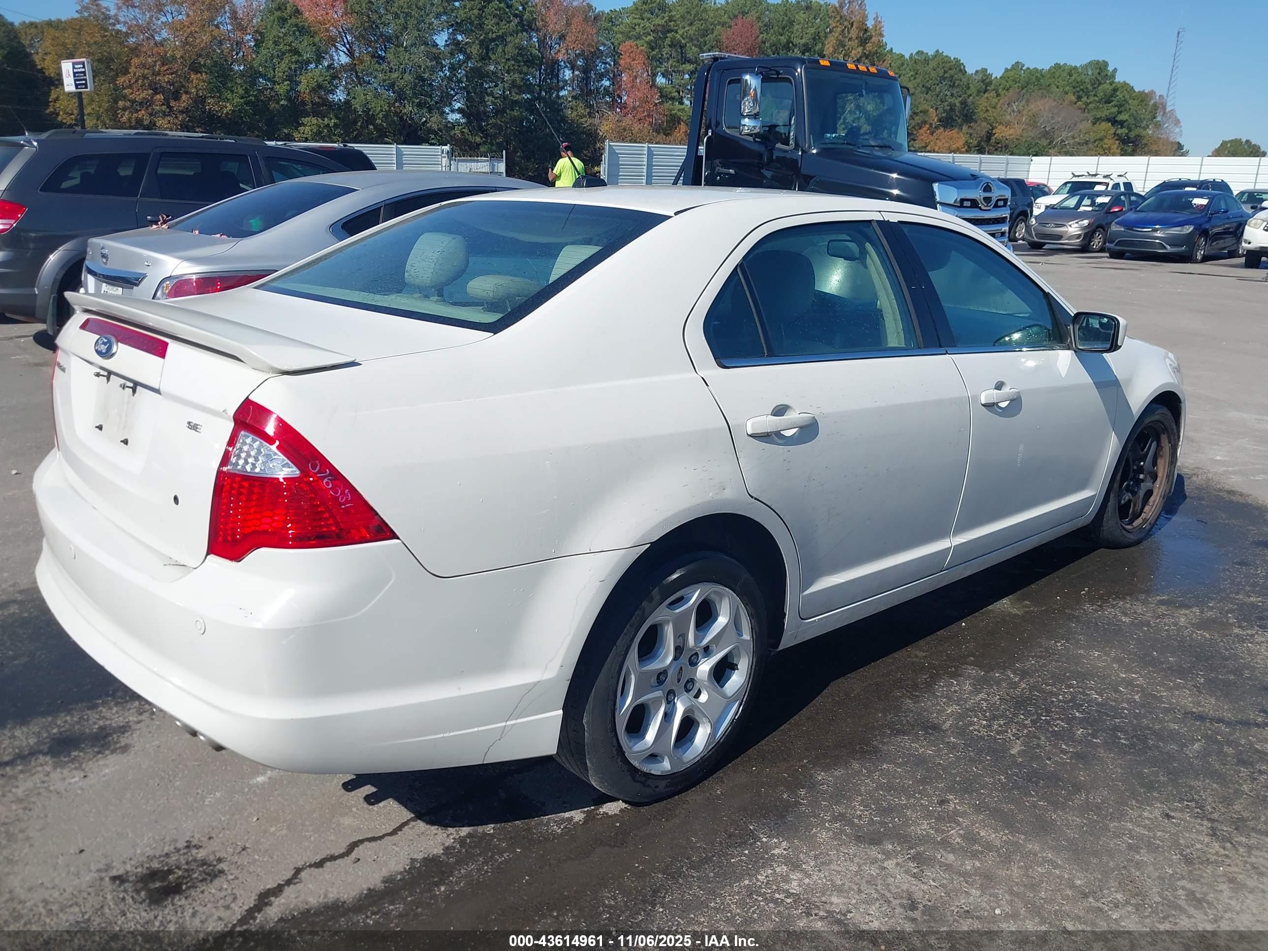 FORD FUSION image 4
