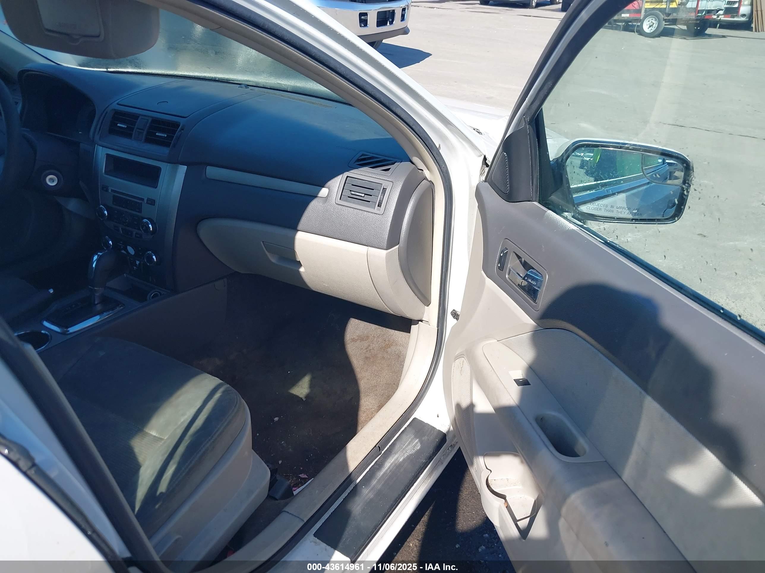 FORD FUSION image 5