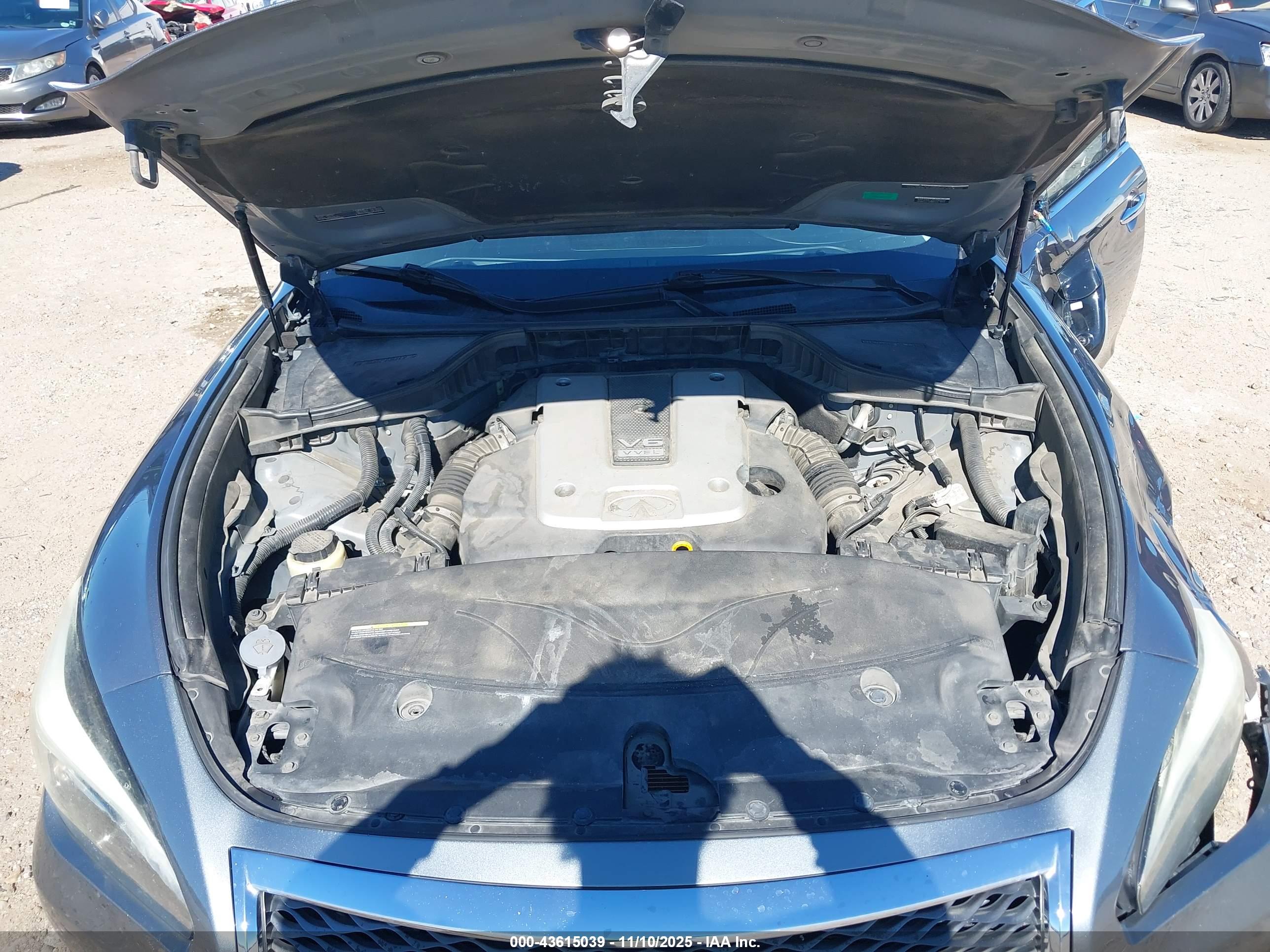 INFINITI Q70L image 10