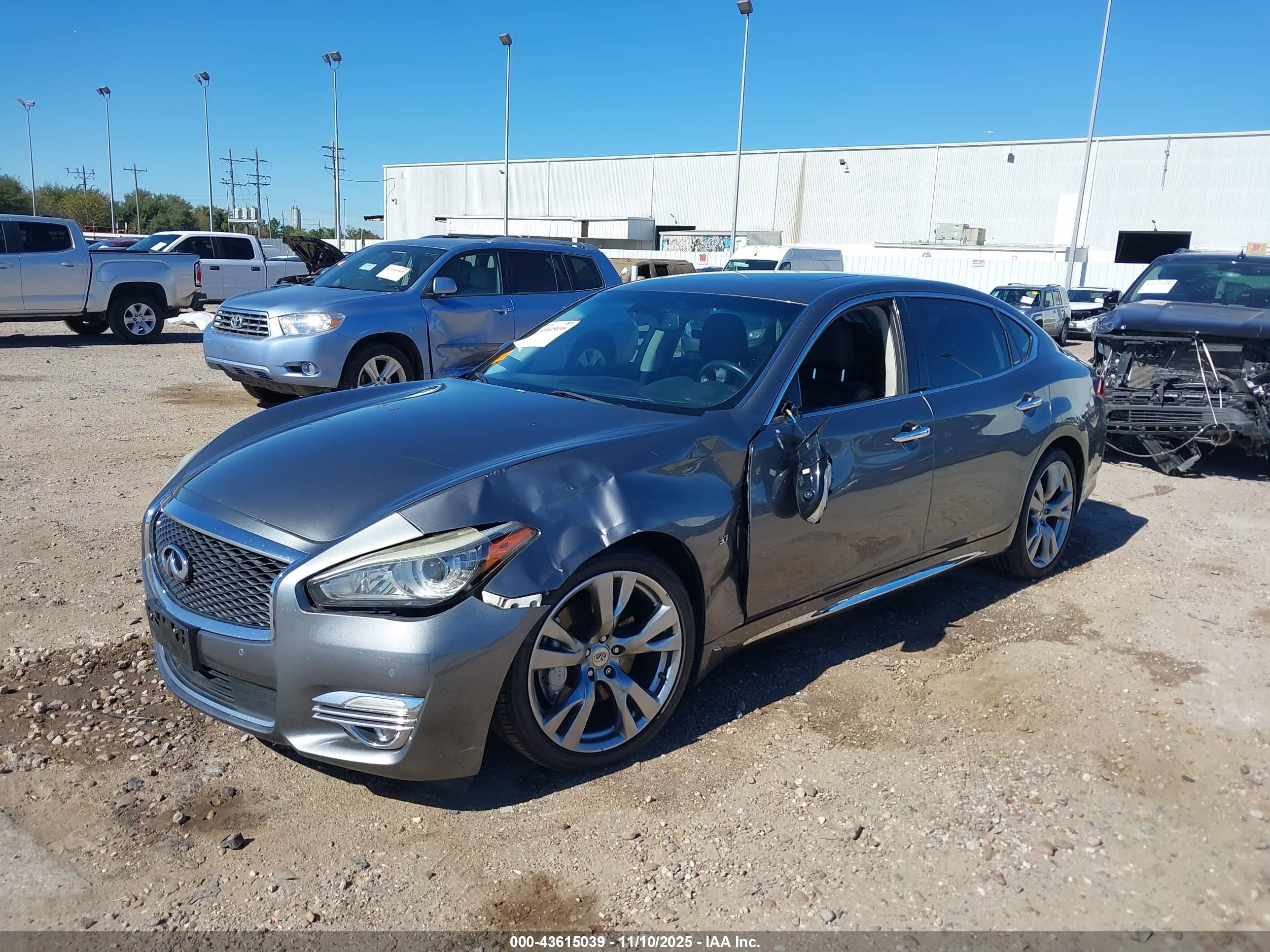 INFINITI Q70L image 2