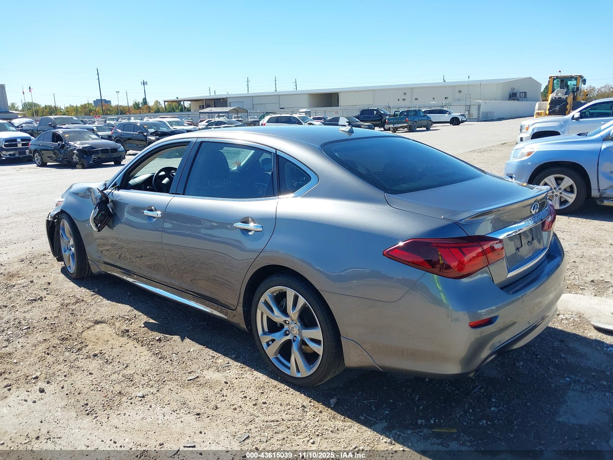 INFINITI Q70L image 3