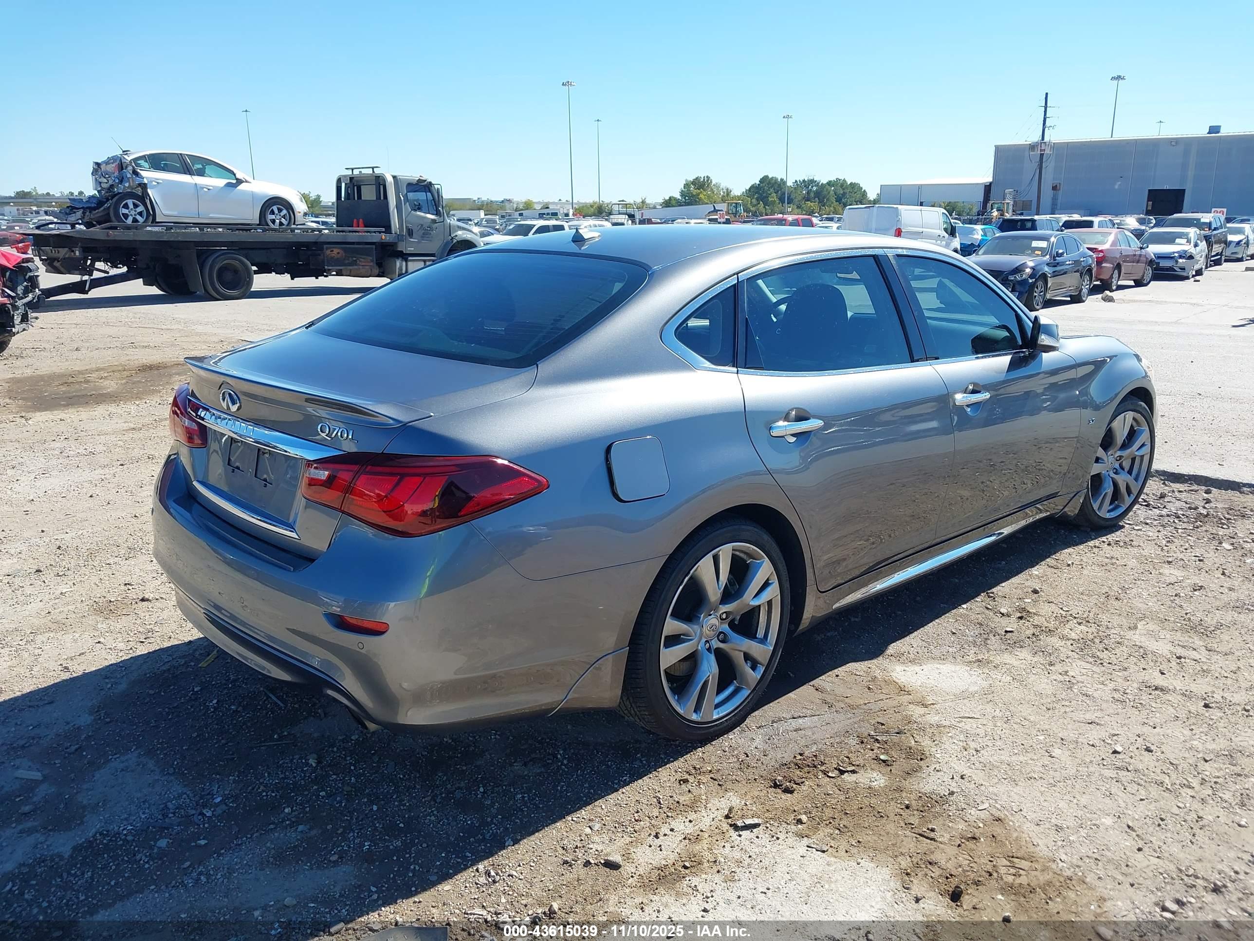 INFINITI Q70L image 4