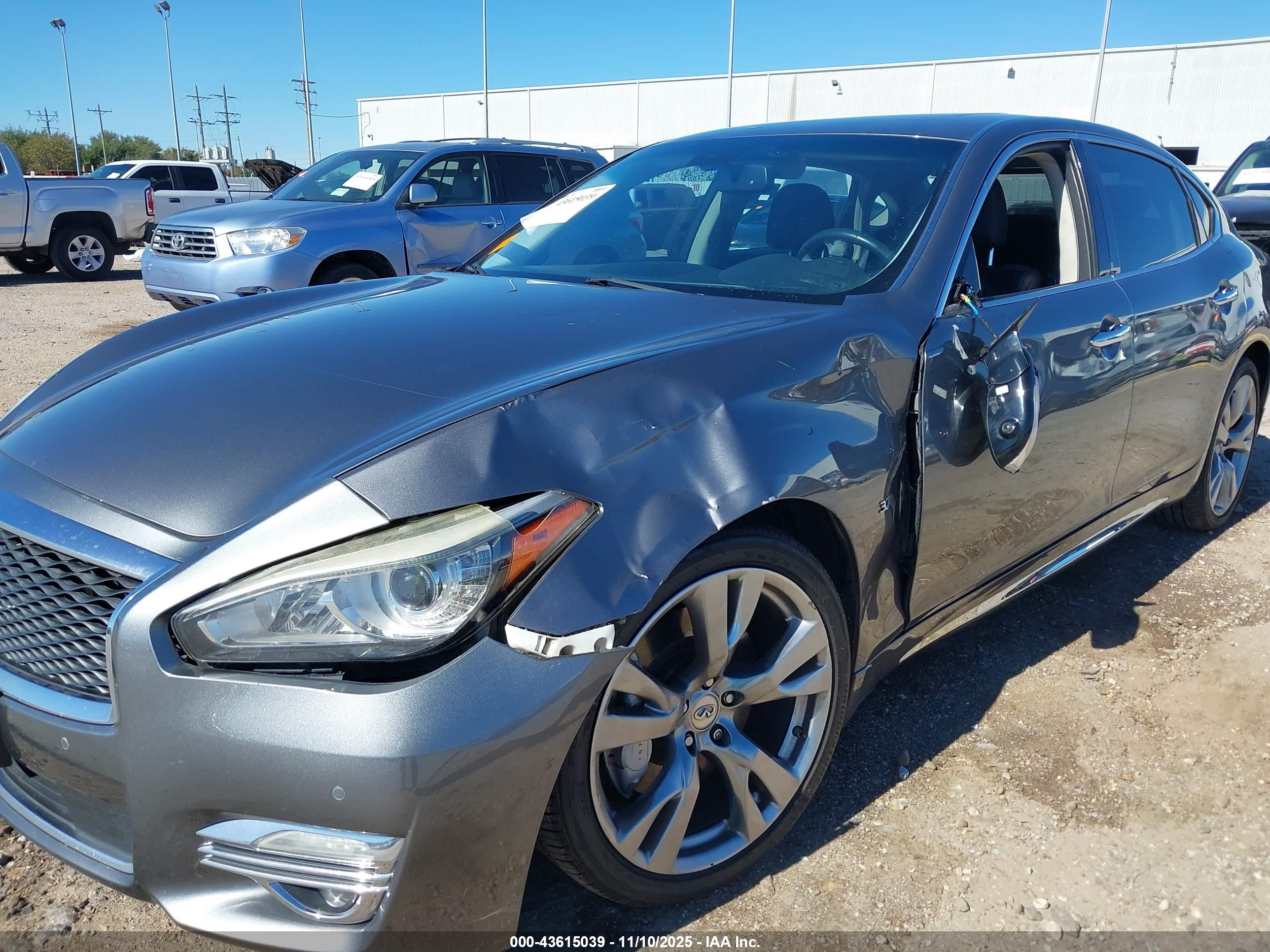 INFINITI Q70L image 6