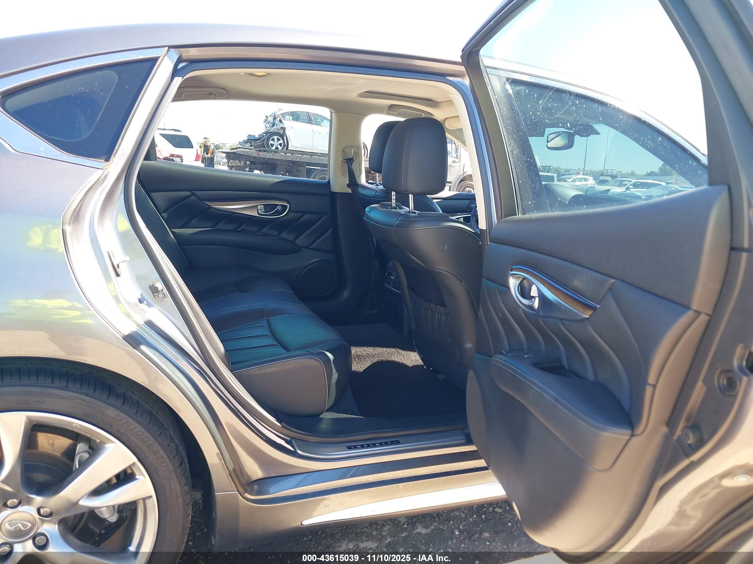 INFINITI Q70L image 8