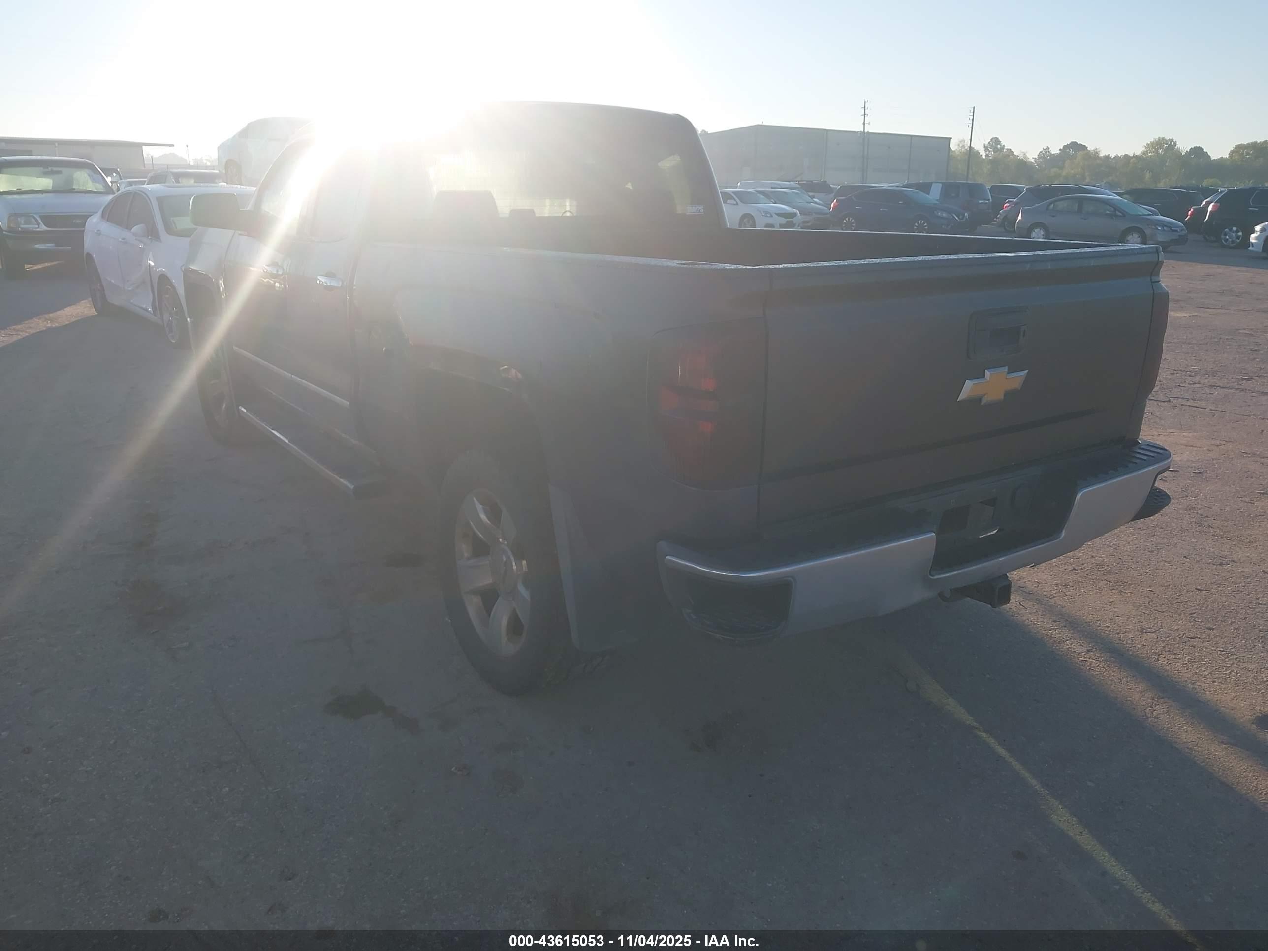CHEVROLET SILVERADO image 3