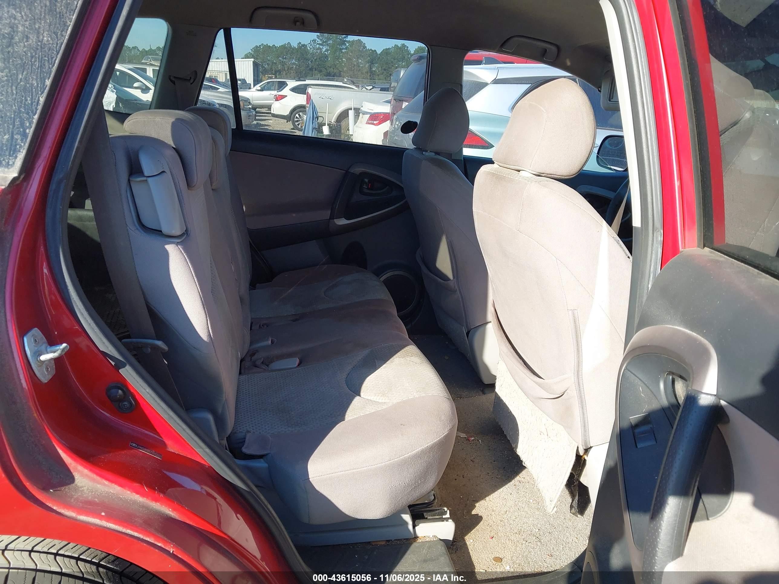 TOYOTA RAV4 image 8