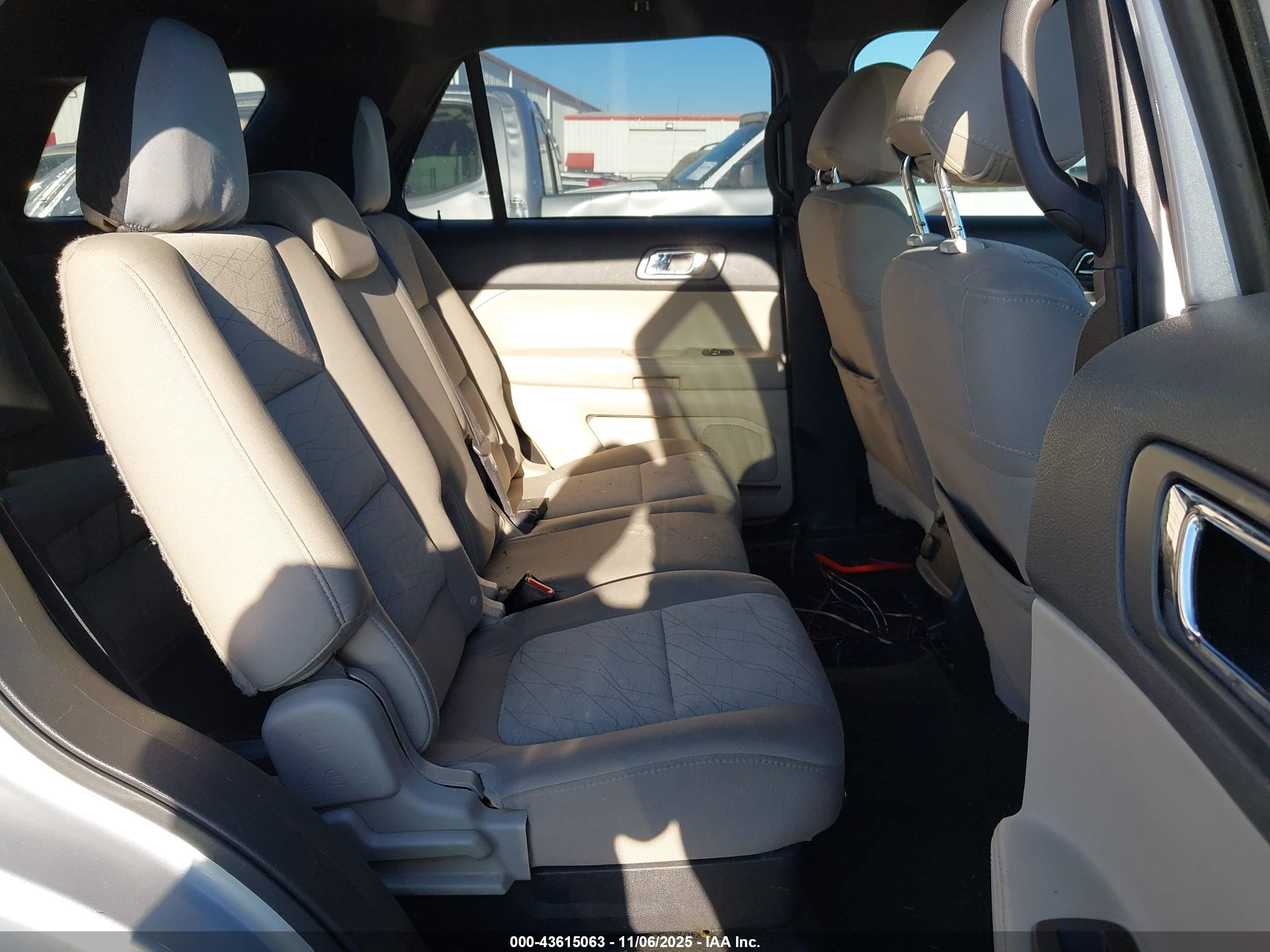 FORD EXPLORER image 8