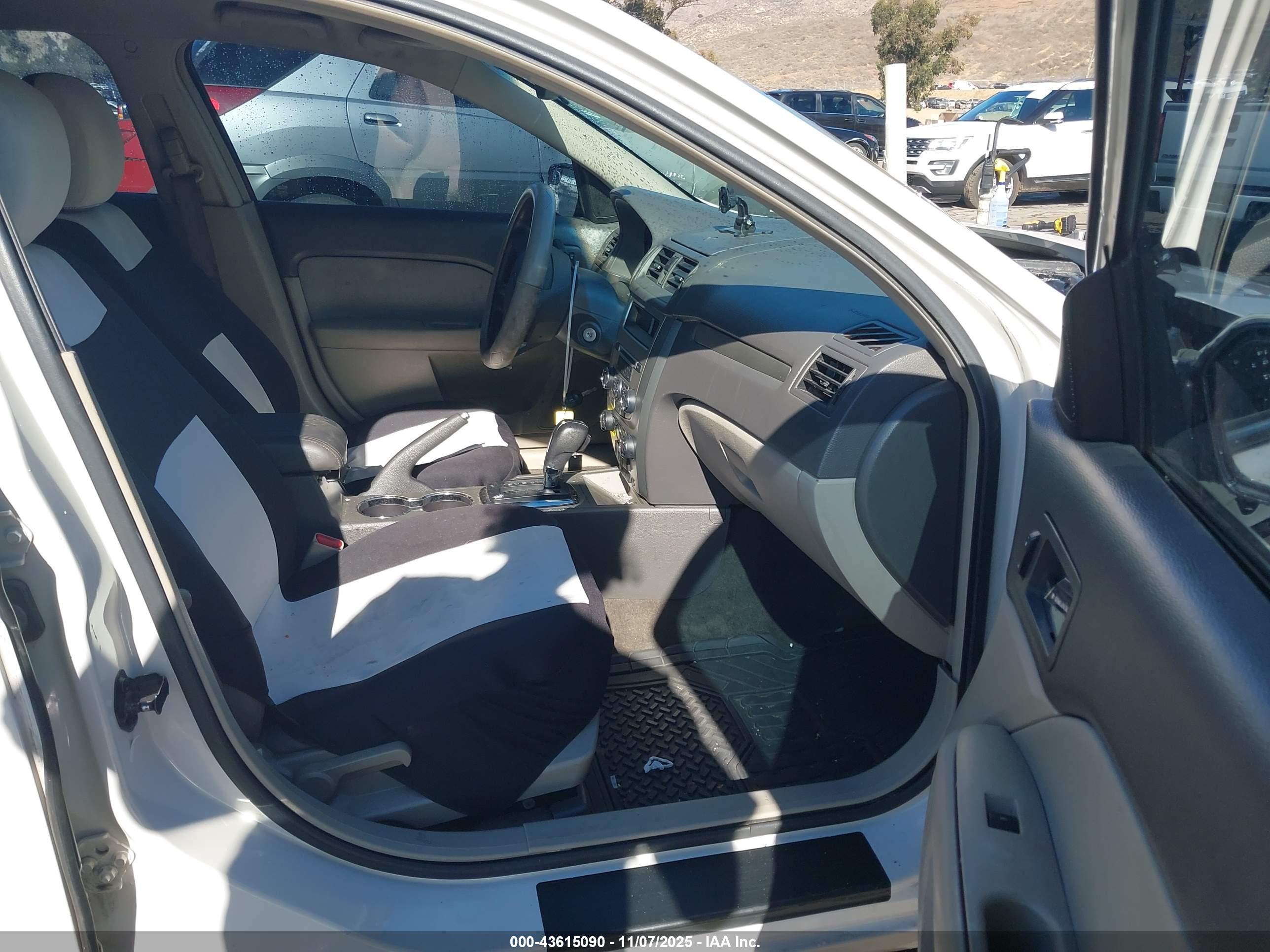FORD FUSION image 5