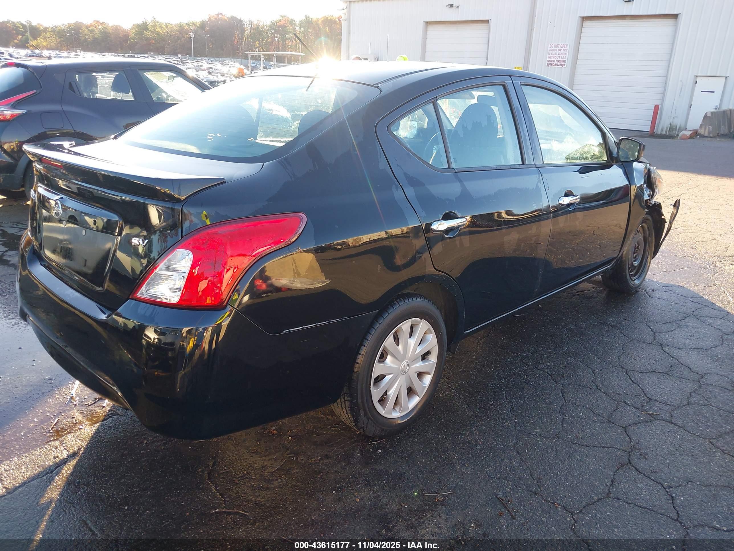 NISSAN VERSA image 4