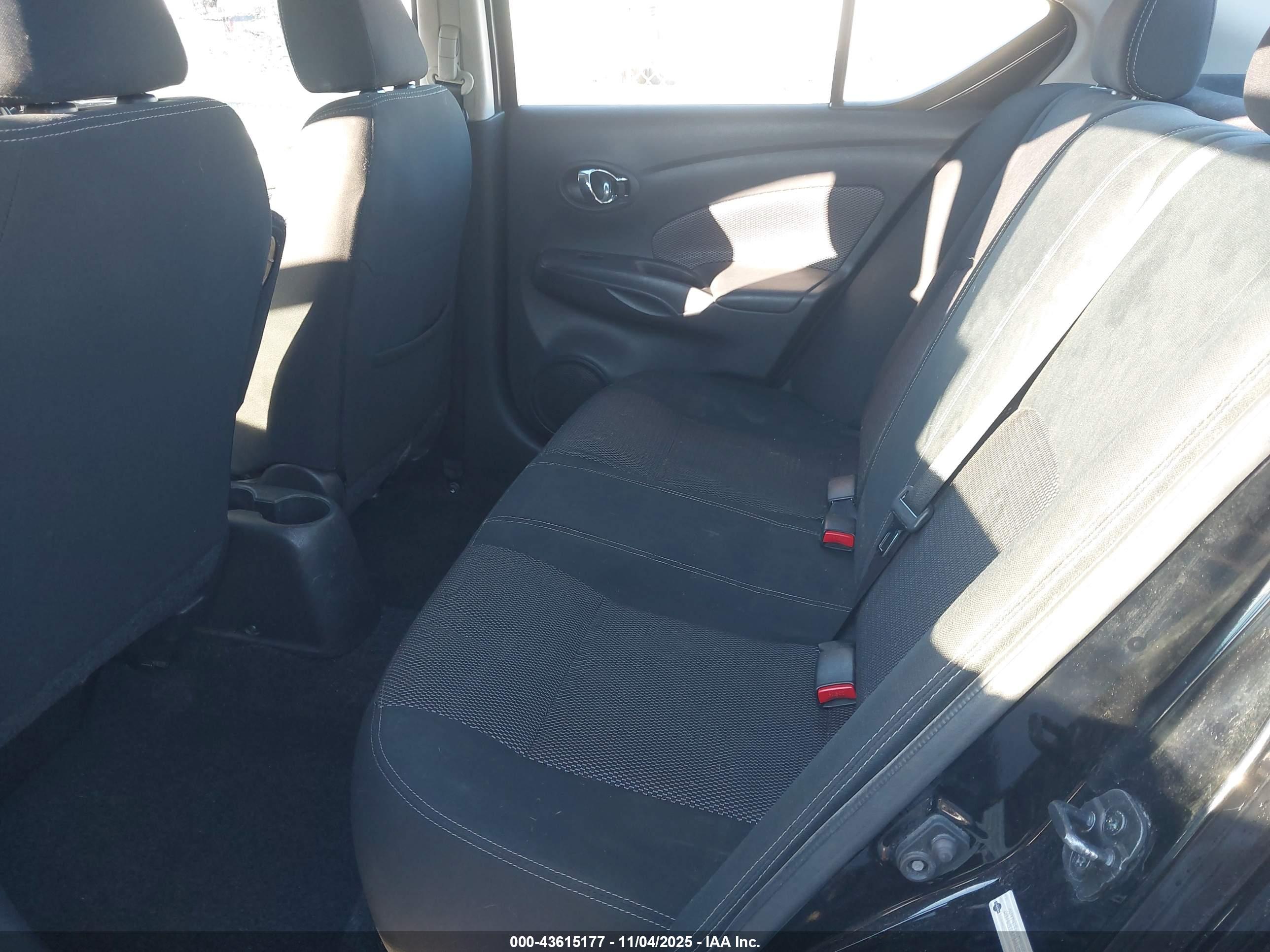 NISSAN VERSA image 8