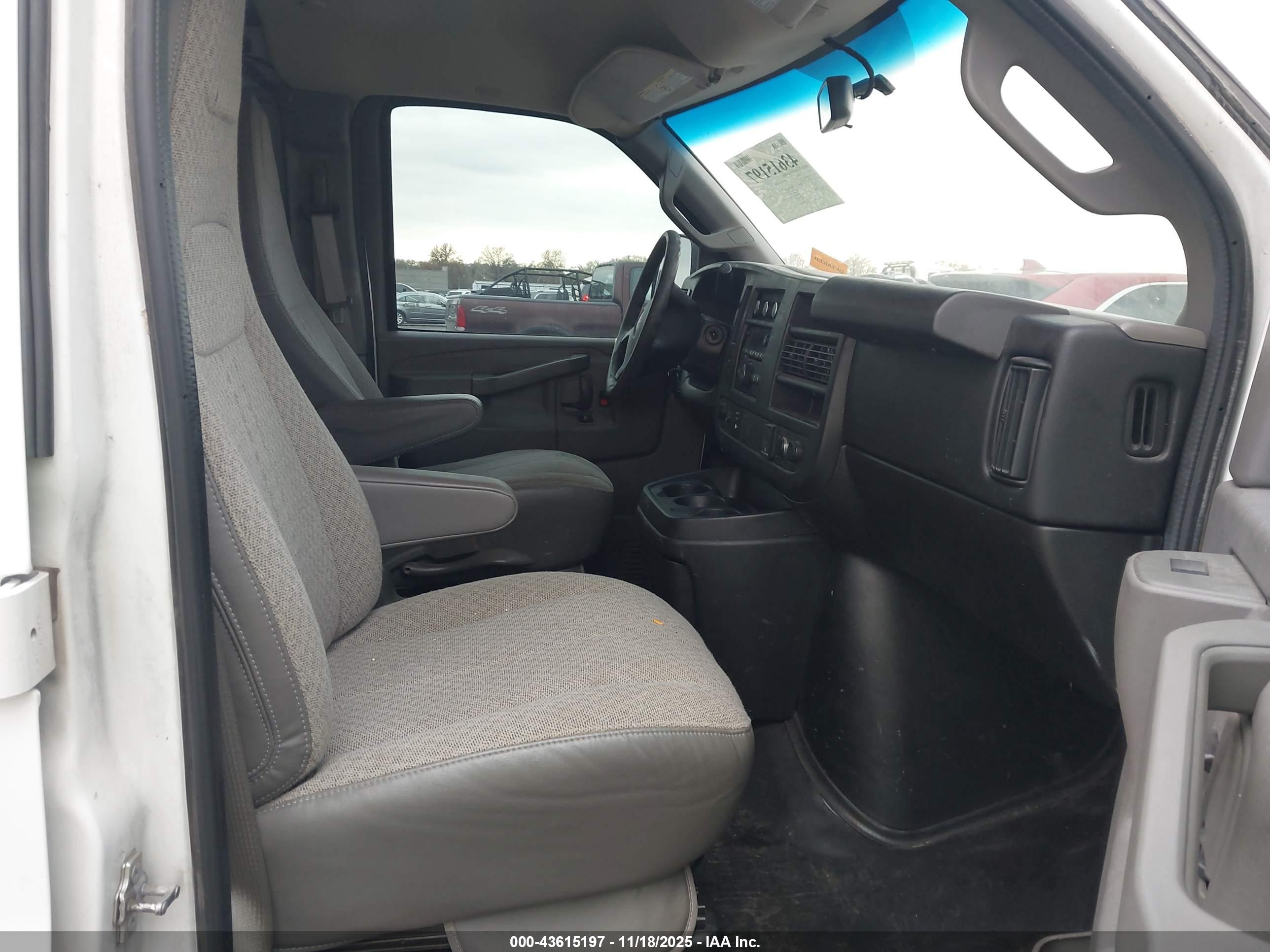 GMC SAVANA image 5