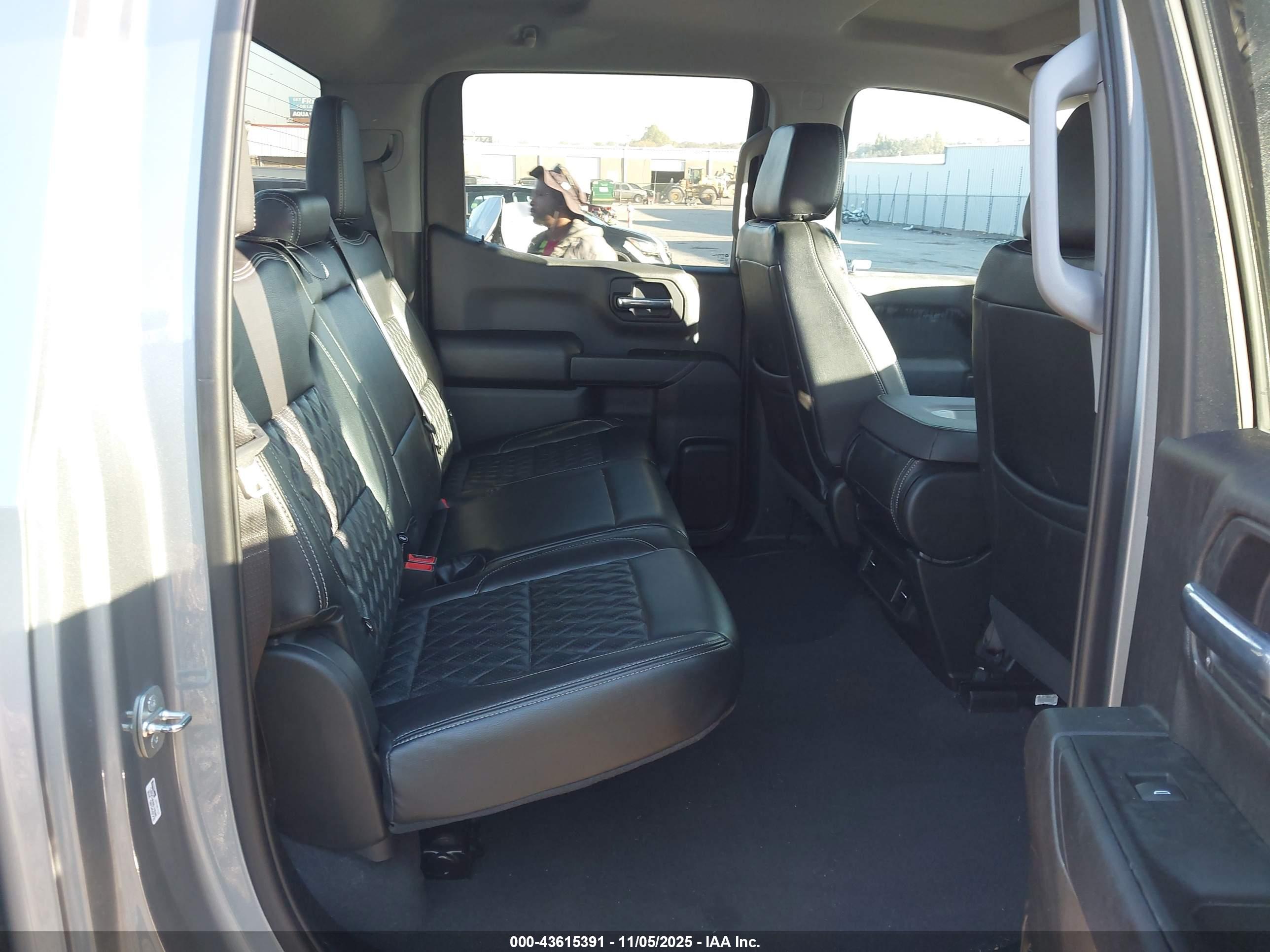 CHEVROLET SILVERADO image 8