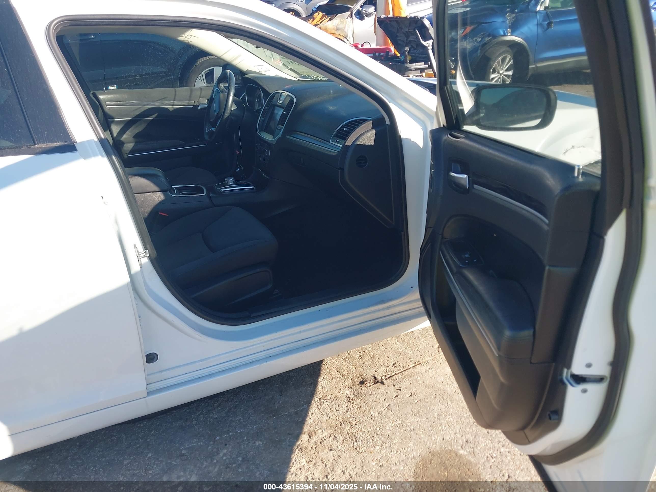 CHRYSLER 300 image 5
