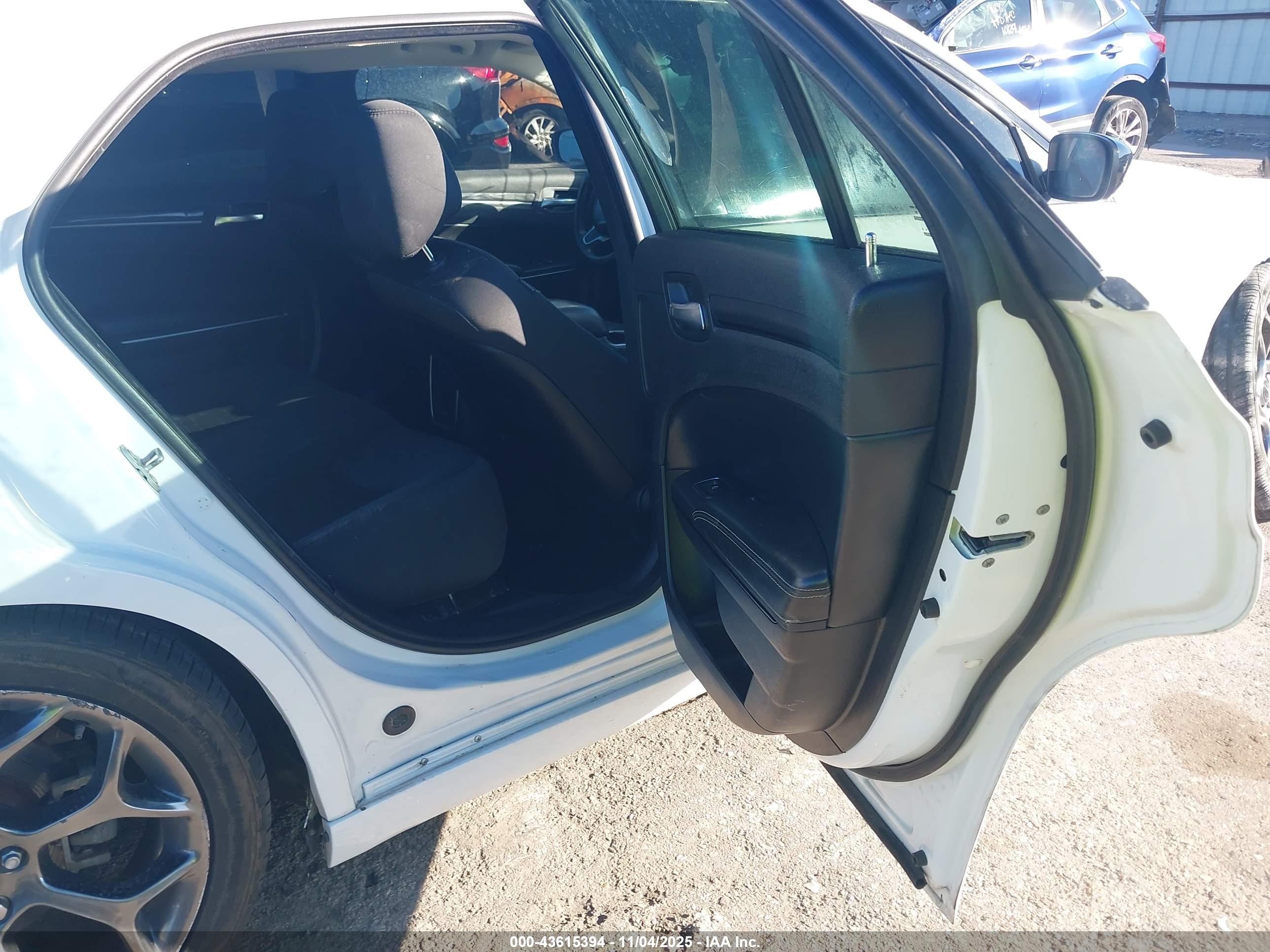 CHRYSLER 300 image 8