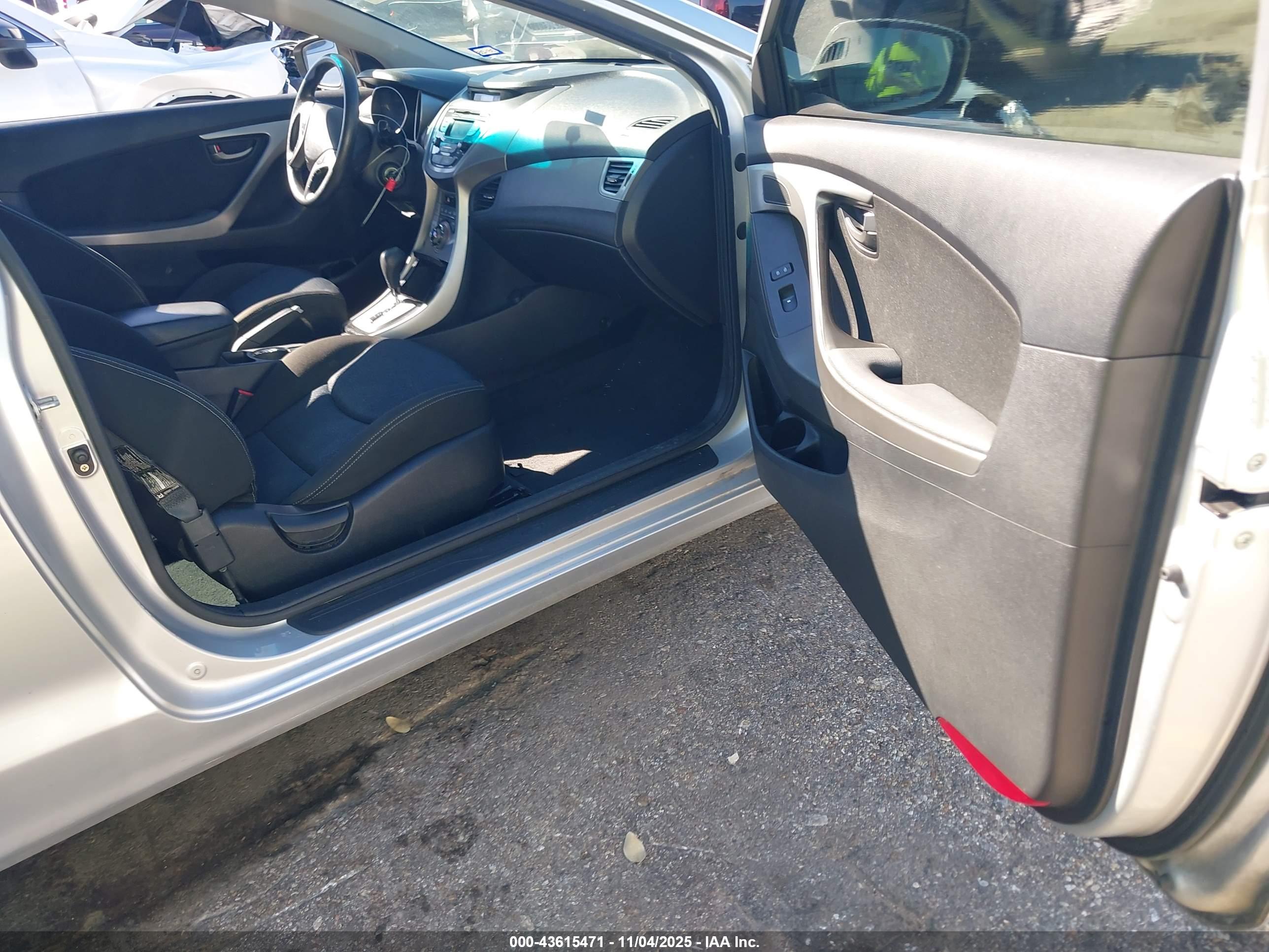HYUNDAI ELANTRA image 5