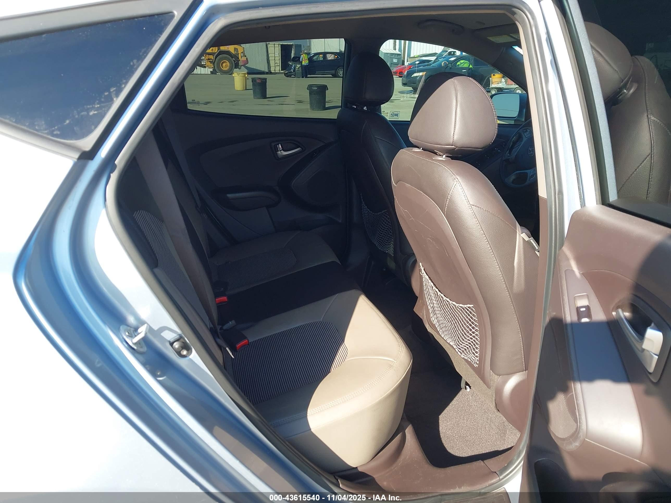 HYUNDAI TUCSON image 8
