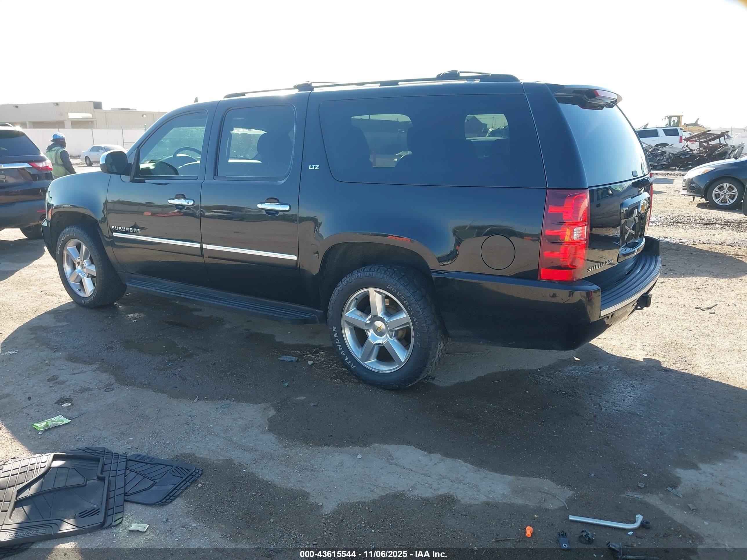 CHEVROLET SUBURBAN image 3