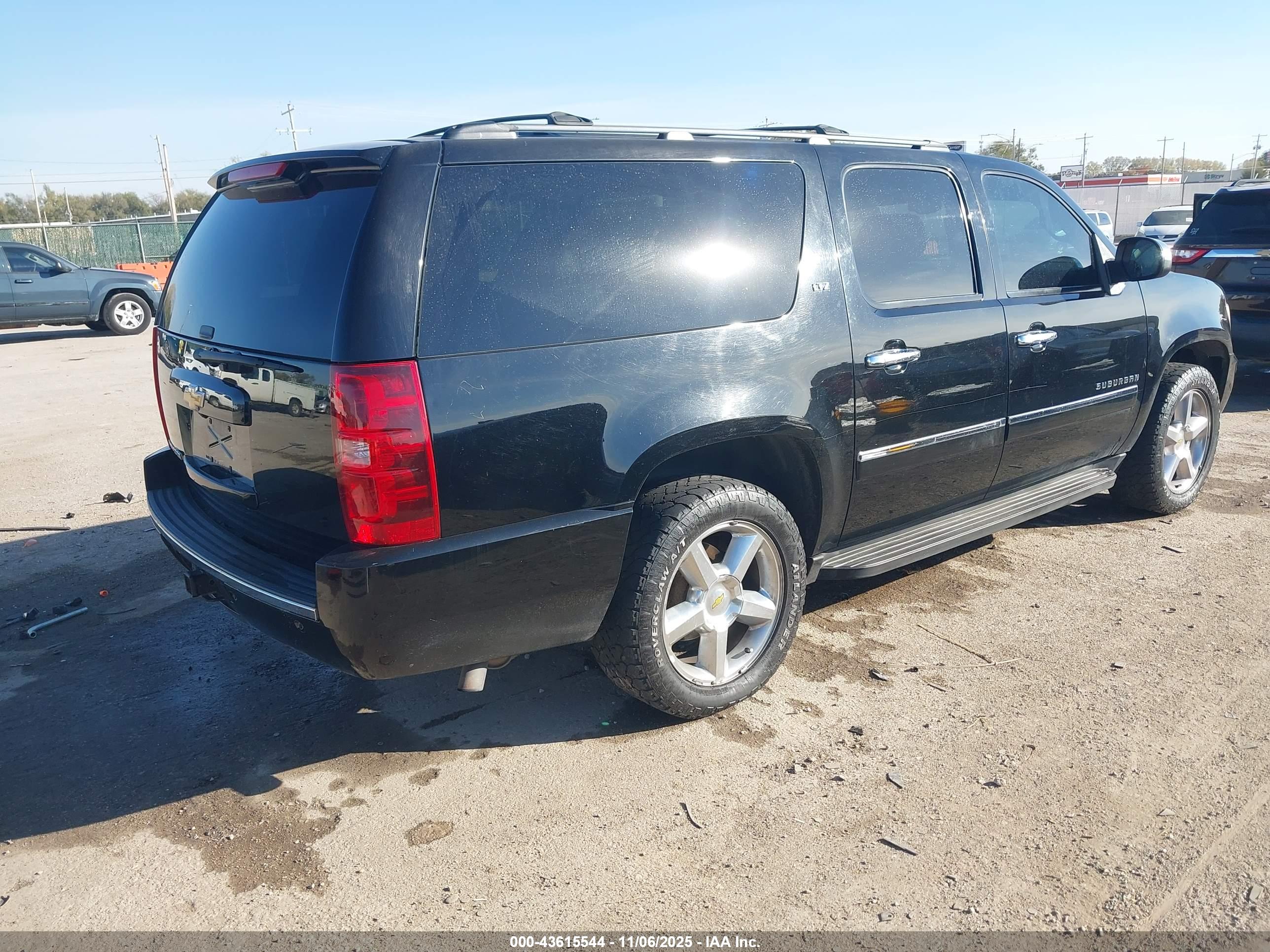 CHEVROLET SUBURBAN image 4