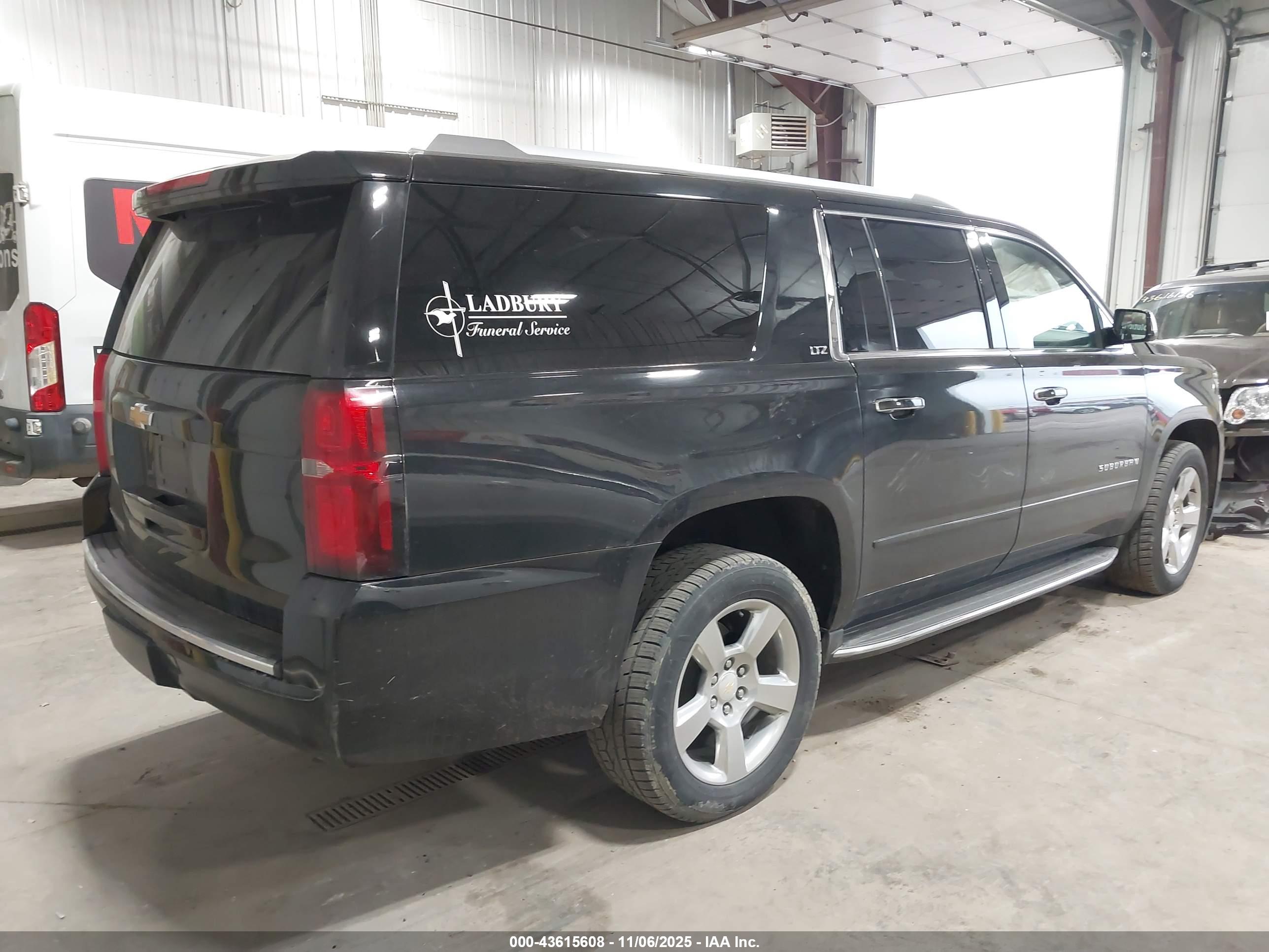 CHEVROLET SUBURBAN image 4