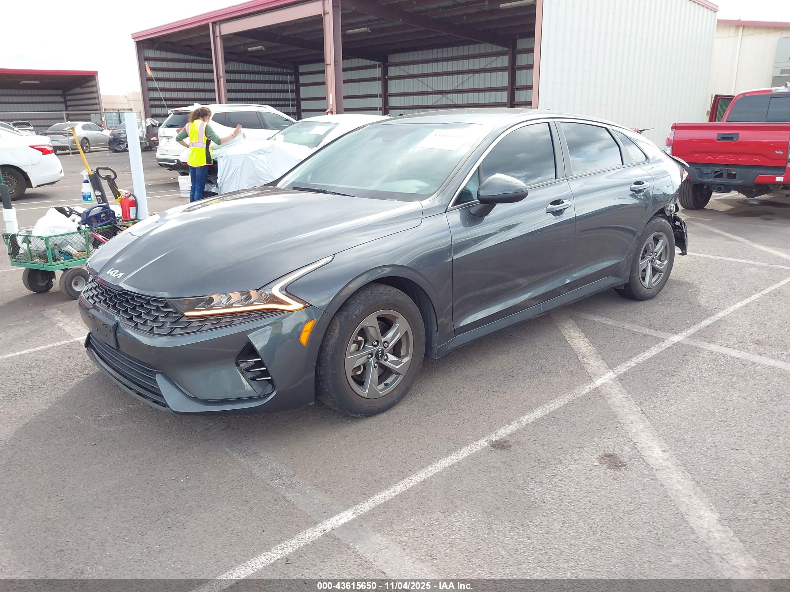 KIA K5 image 2