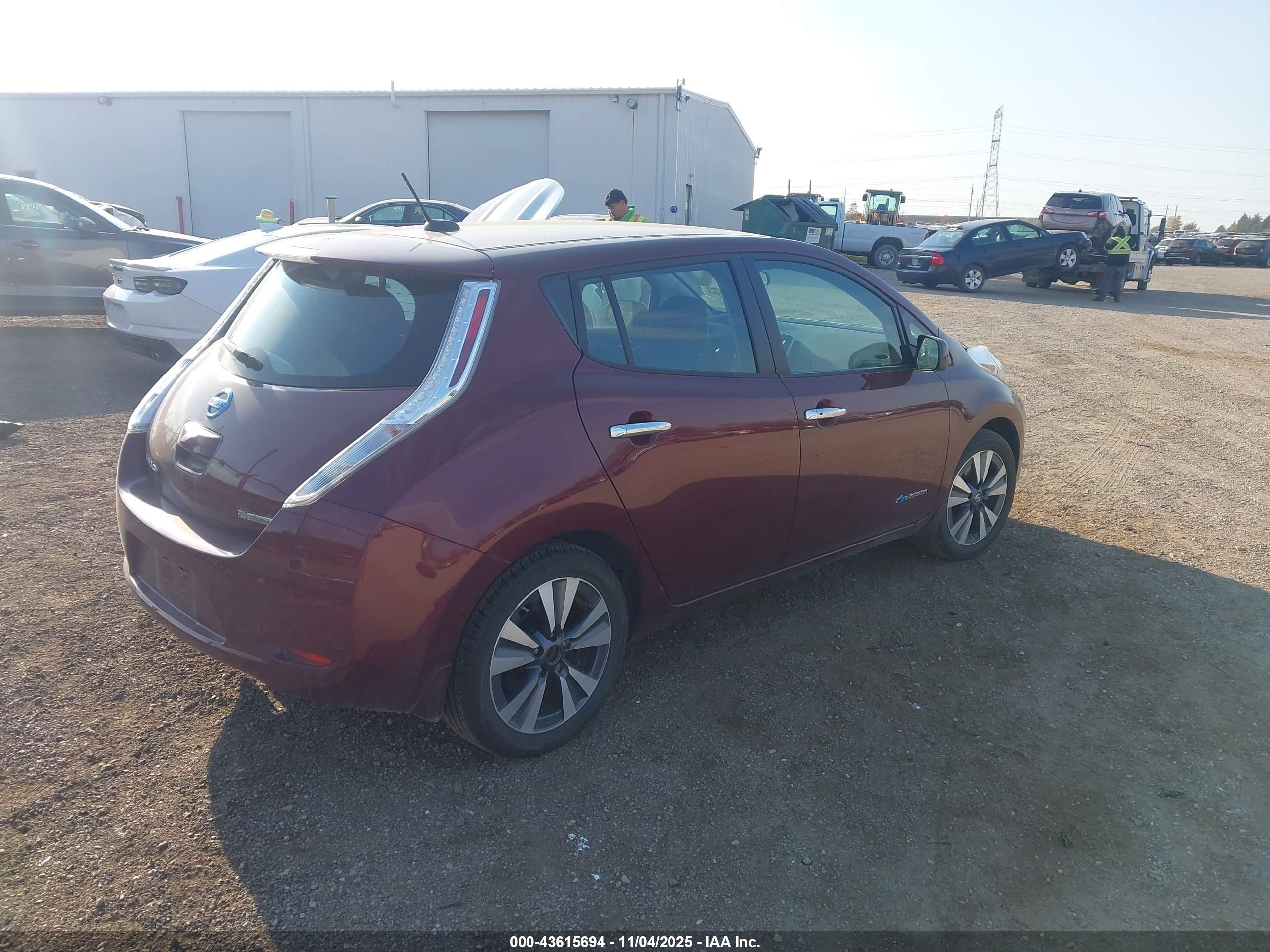 NISSAN LEAF image 4