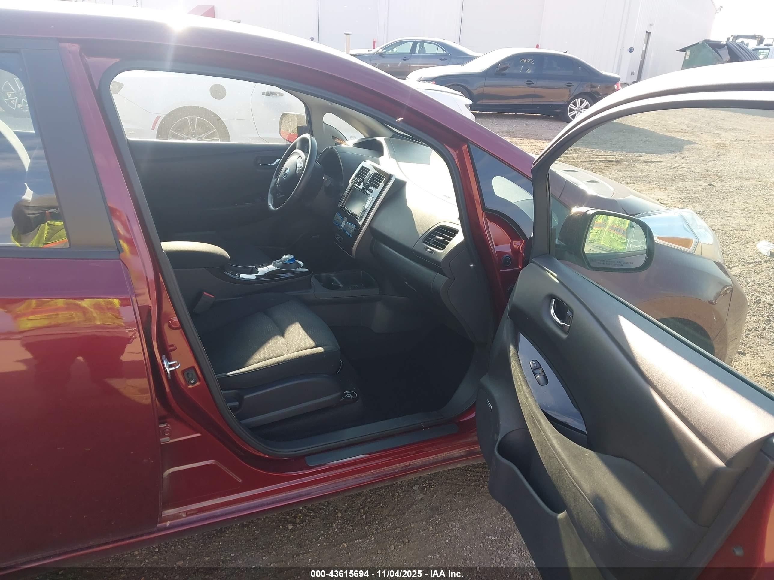 NISSAN LEAF image 5