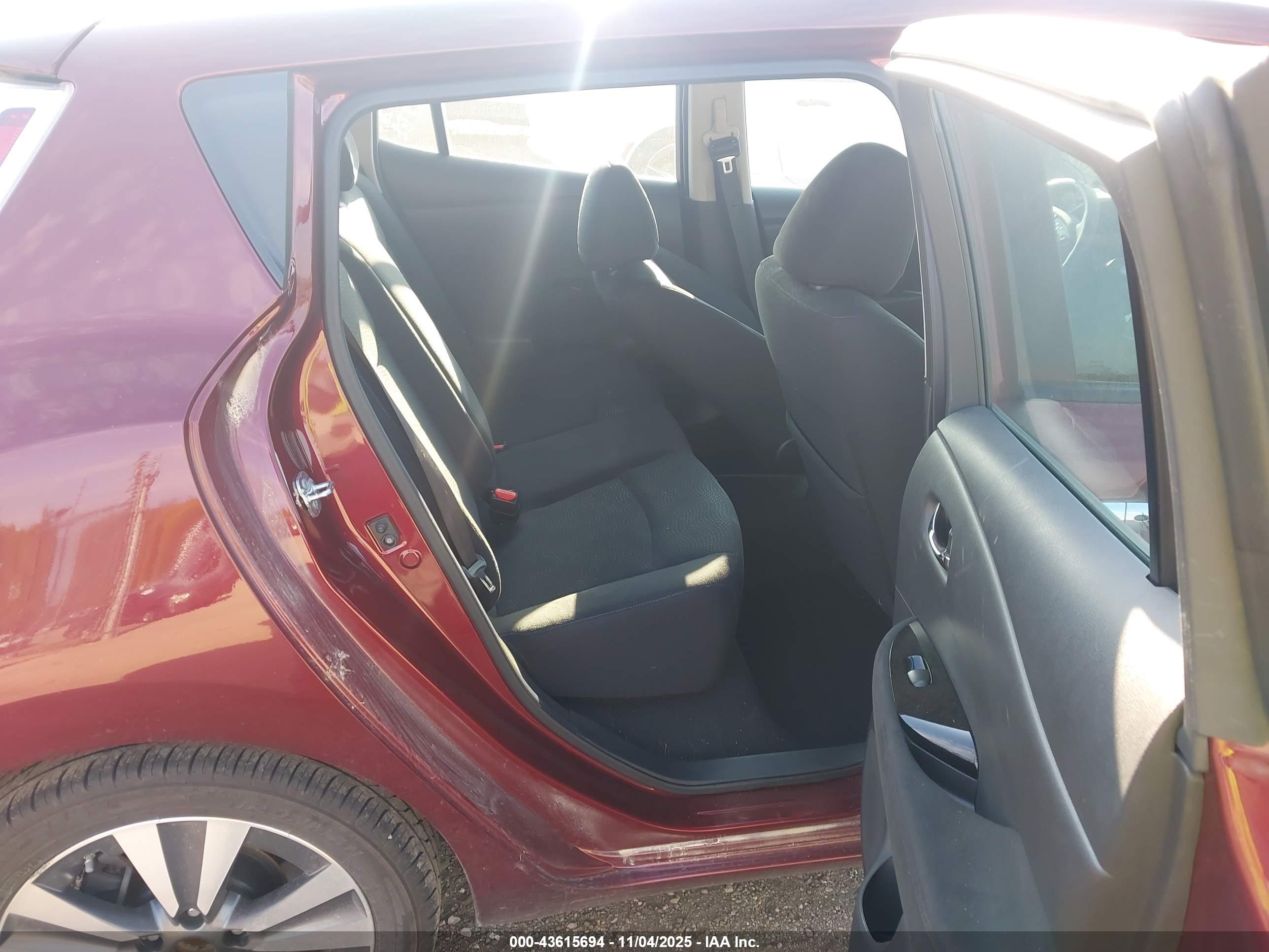 NISSAN LEAF image 8
