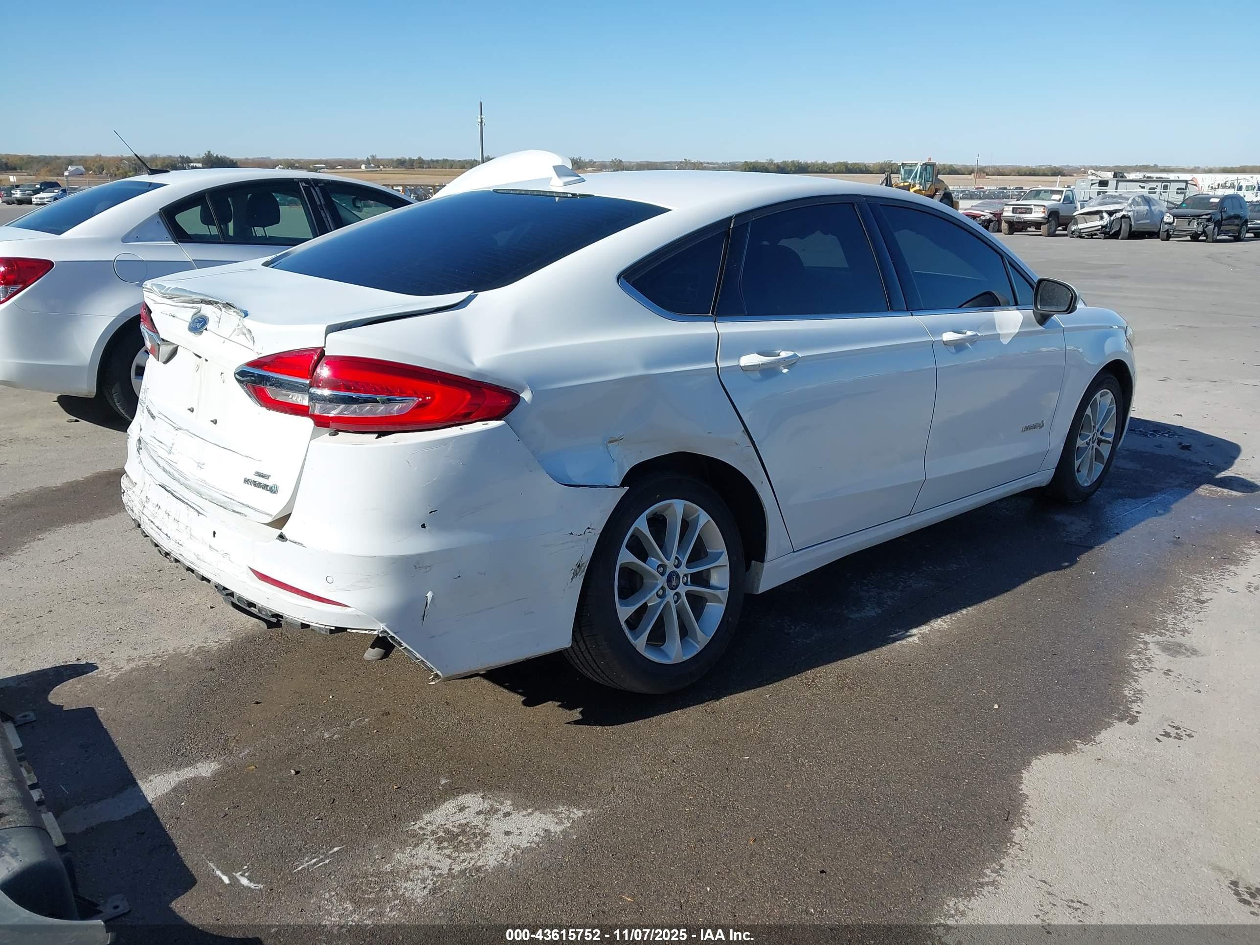 FORD FUSION image 4