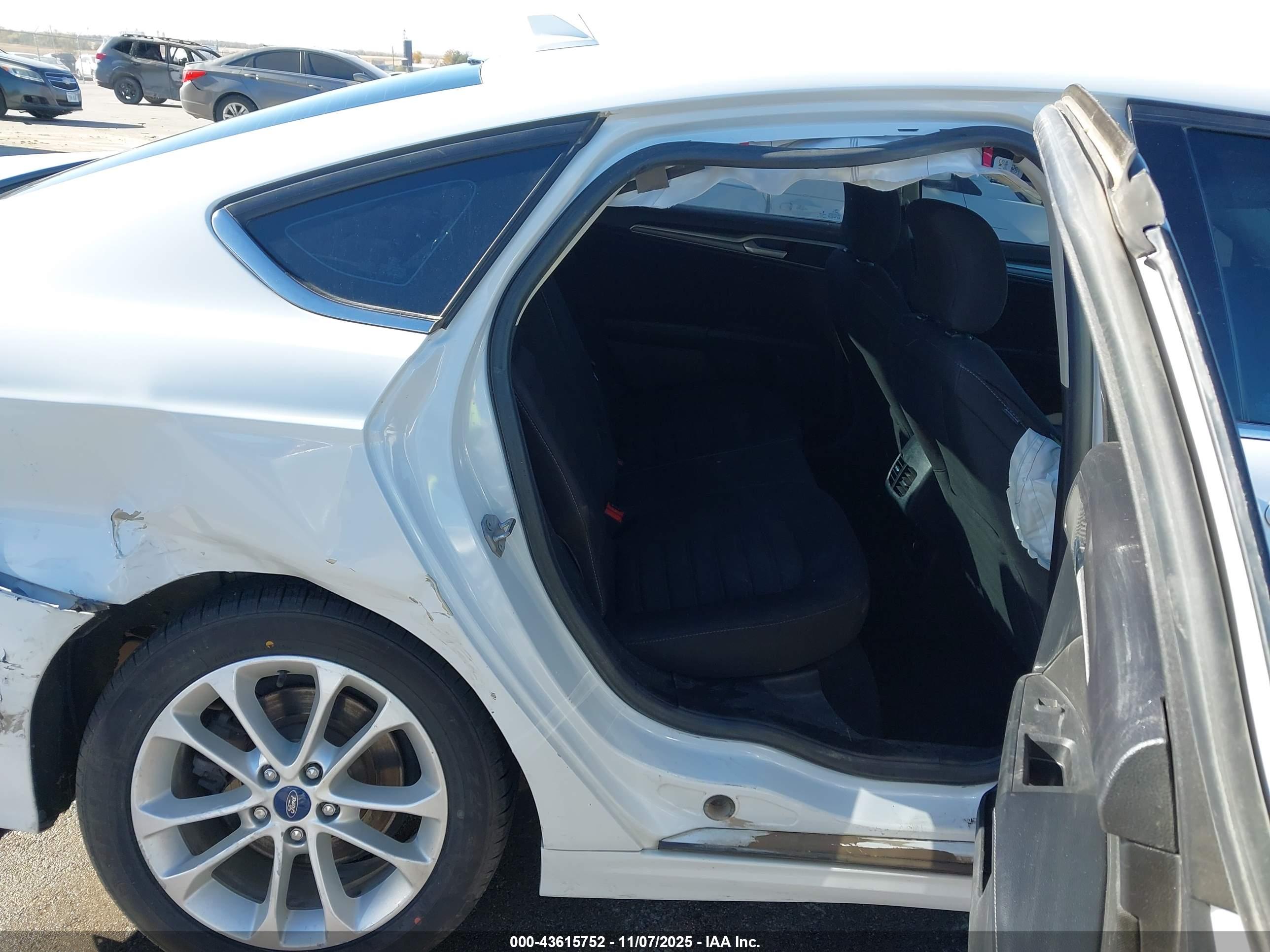 FORD FUSION image 8