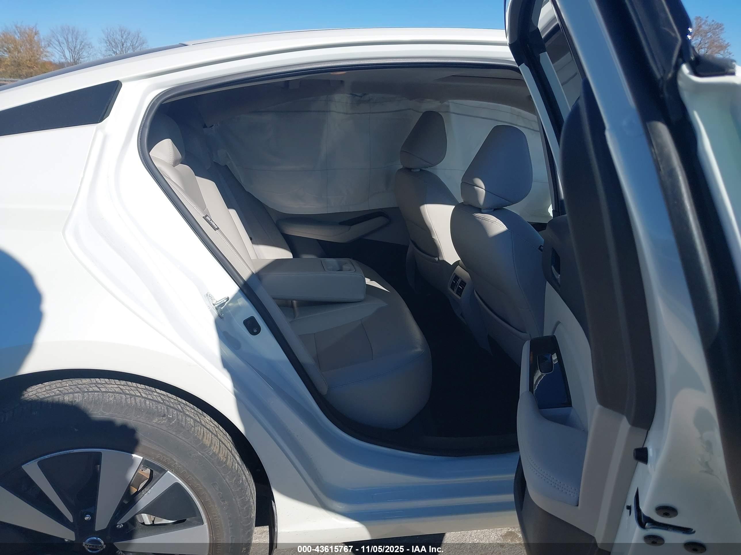 NISSAN ALTIMA image 8