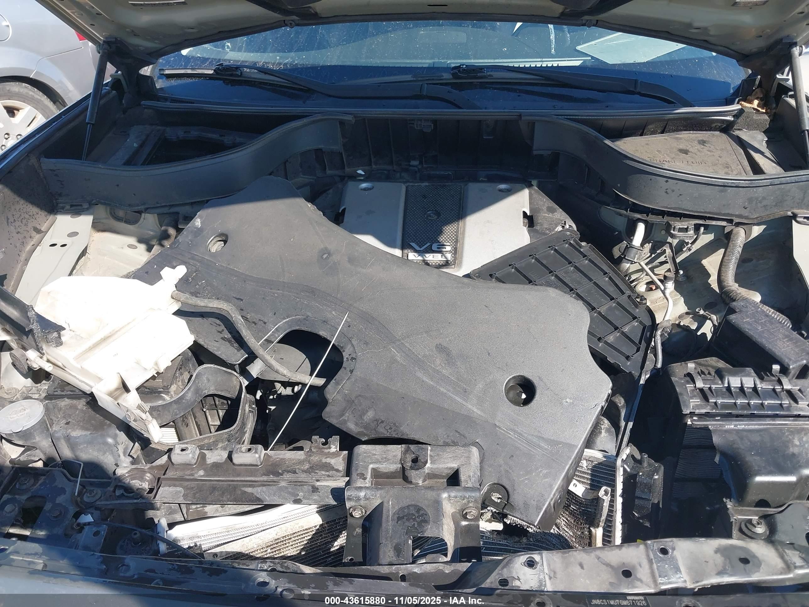 INFINITI QX70 image 10