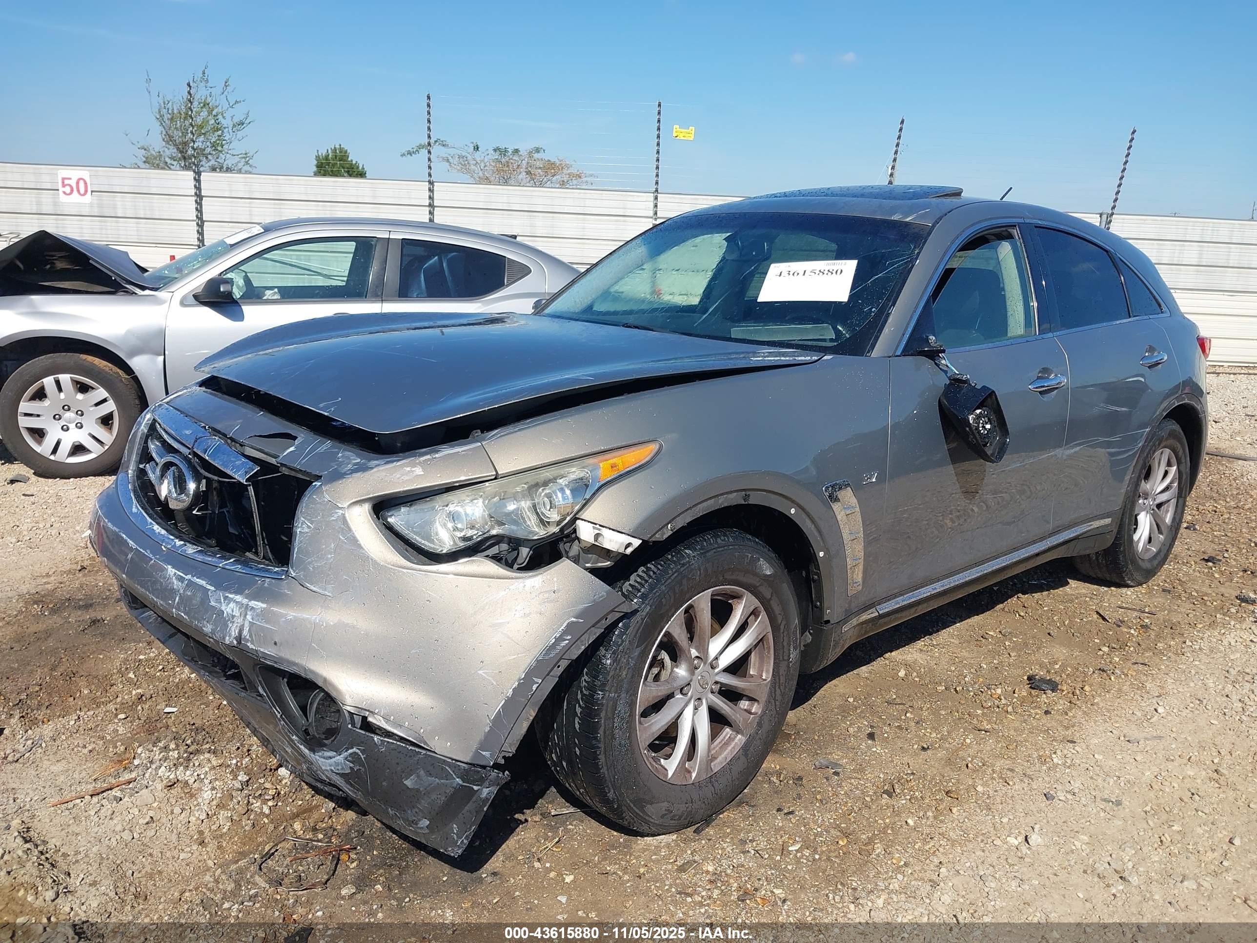 INFINITI QX70 image 2
