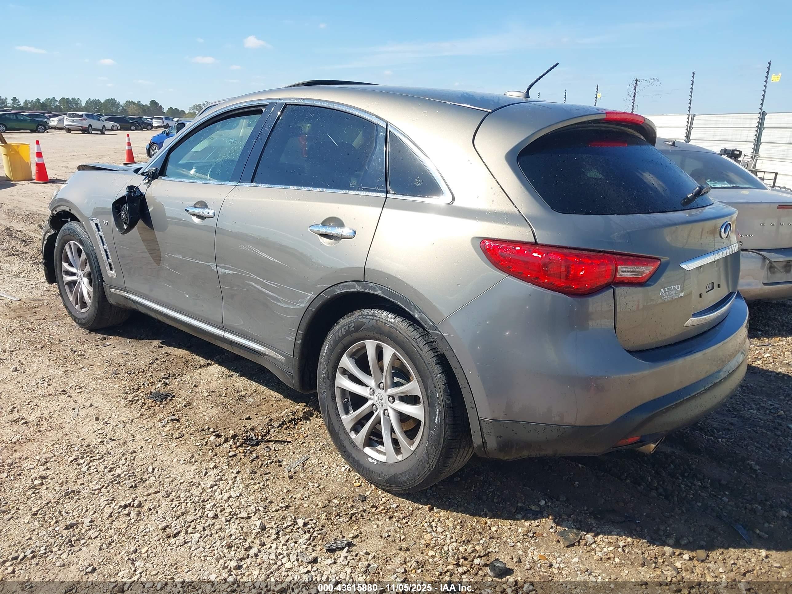 INFINITI QX70 image 3