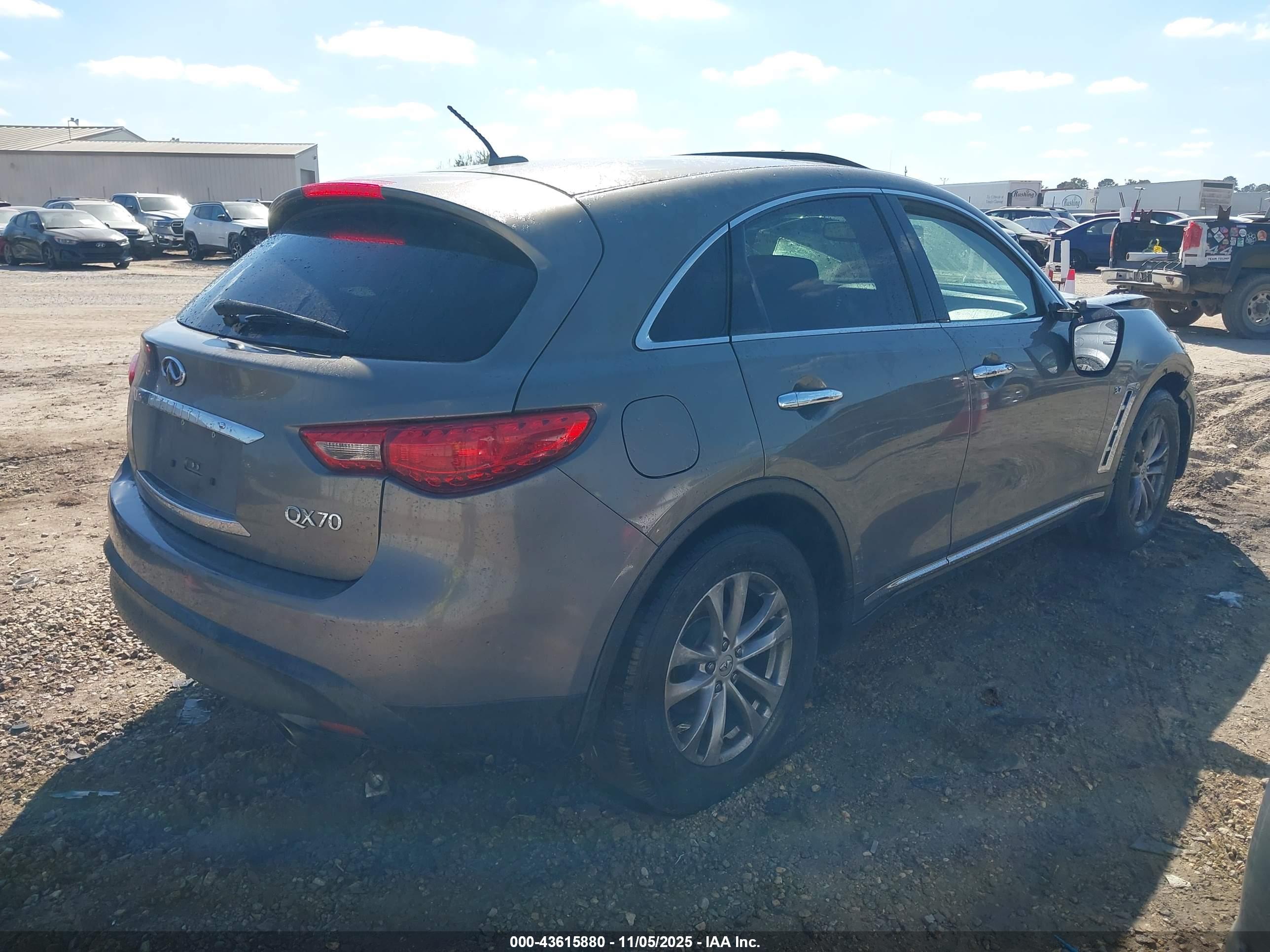 INFINITI QX70 image 4